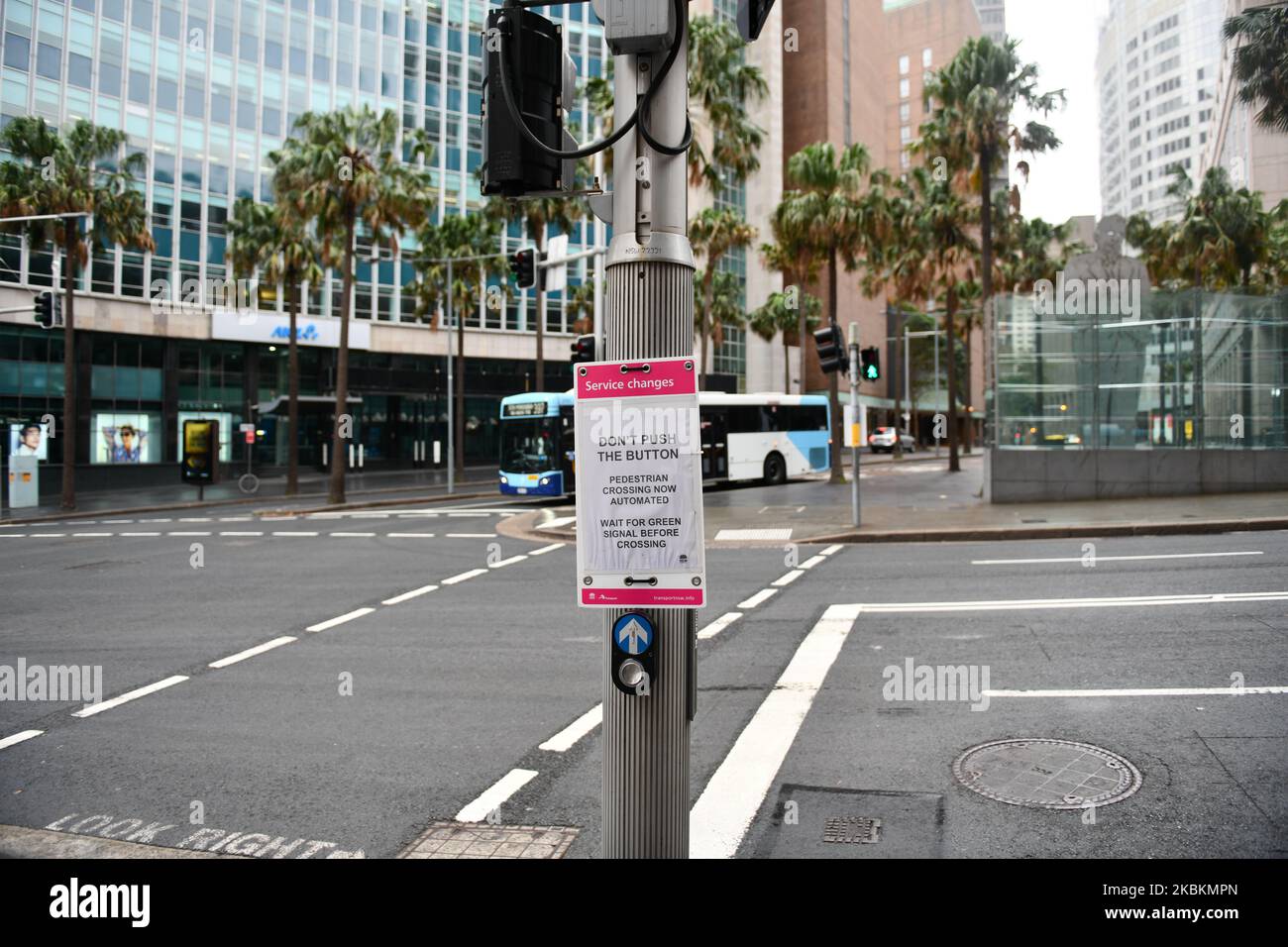 Automatische Fußgängerübergänge, die 24 x 7 pro Woche betrieben werden, gesehen am 28. März 2020 in der CBD-Gegend von Sydney , Australien. Diese Initiative des Verkehrsministeriums von NSW zielt darauf ab, die Ausbreitung des Coronavirus in der Gemeinde zu minimieren, was bedeutet, dass Fußgänger nicht mehr den "Call"-Knopf drücken müssen, um die Fußgängersignalübergänge zu aktivieren, während sie trotzdem sicher über die Straße gehen und Zugang zu Gesundheitsdiensten haben. (Foto von Izhar Khan/NurPhoto) Stockfoto