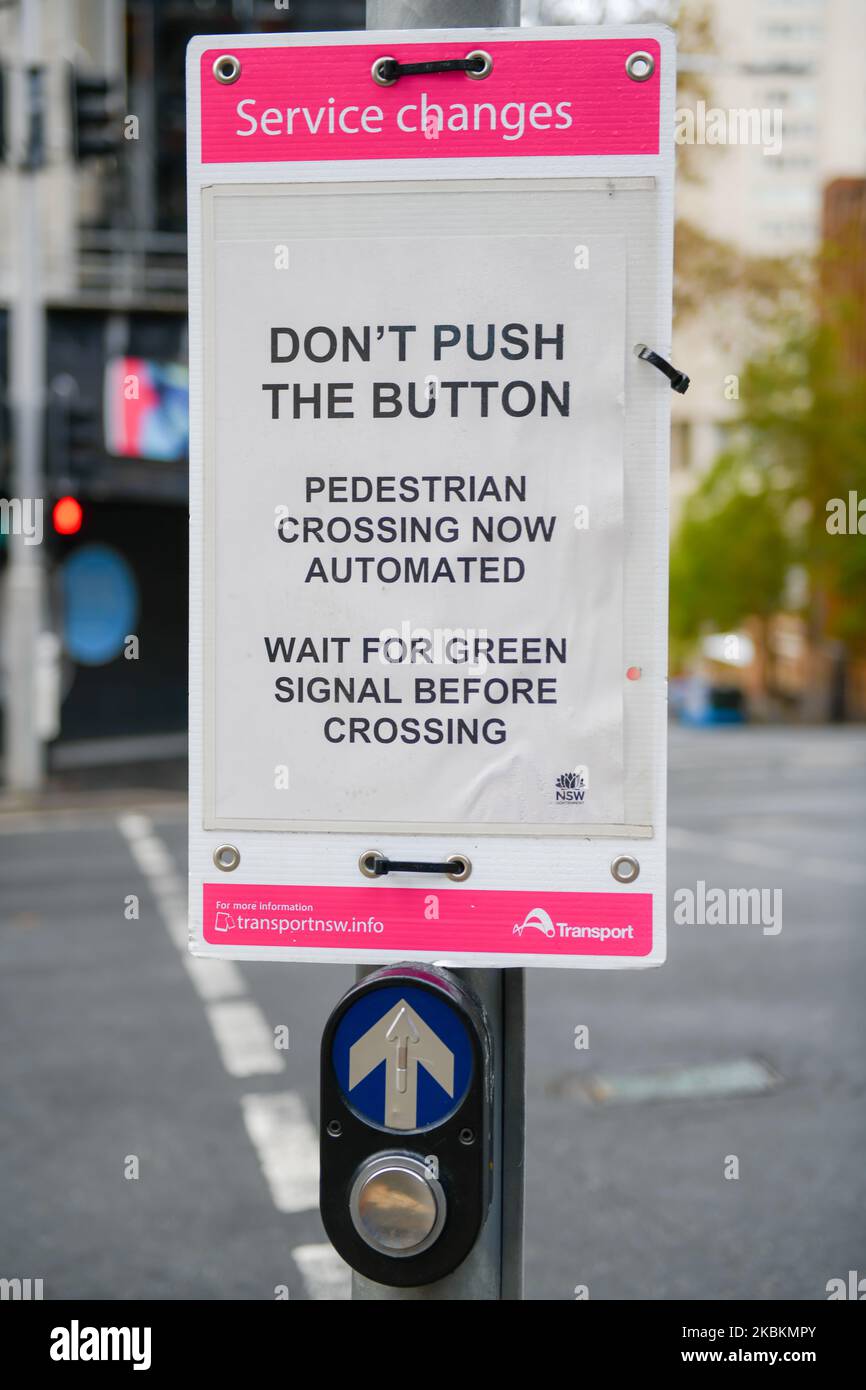 Automatische Fußgängerübergänge, die 24 x 7 pro Woche betrieben werden, gesehen am 28. März 2020 in der CBD-Gegend von Sydney , Australien. Diese Initiative des Verkehrsministeriums von NSW zielt darauf ab, die Ausbreitung des Coronavirus in der Gemeinde zu minimieren, was bedeutet, dass Fußgänger nicht mehr den "Call"-Knopf drücken müssen, um die Fußgängersignalübergänge zu aktivieren, während sie trotzdem sicher über die Straße gehen und Zugang zu Gesundheitsdiensten haben. (Foto von Izhar Khan/NurPhoto) Stockfoto