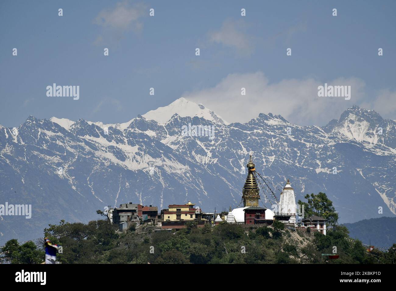 Swayambhunath Stupa und im Hintergrund schön Mt. Langtang Ranges, gesehen von Kathmandu während des sechsten Tages der landesweiten Sperre wegen Besorgnis über die Ausbreitung des Corona Virus (COVID-19) in Kathmandu, Nepal, am Sonntag, 29. März 2020. Die landesweite Sperrung hat zu einer Verringerung der Luftverschmutzung im Kathmandu Valley geführt, das immer wieder zu den am stärksten verschmutzten Städten der Welt zählt. (Foto von Narayan Maharjan/NurPhoto) Stockfoto