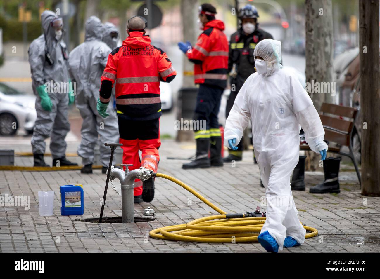 Mitglieder der Feuerwehr von Barcelona desinfizieren die Pflegeheime während der Coronavirus-Covid-19-Krise in Barcelona, Katalonien, Spanien am 30. März 2020. (Foto von Miquel Llop/NurPhoto) Stockfoto