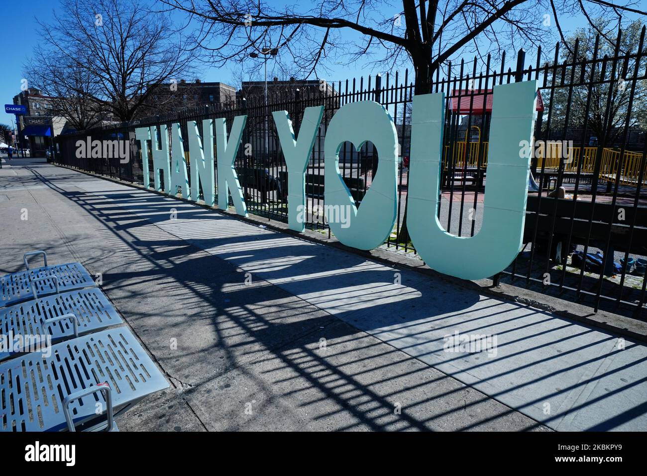 Ein riesiges Dankesschild, das vor dem Elmhurst Hospital in Queens, New York City, angebracht wurde, um allen Krankenhauspersonal zu danken, die am 30. März 2020 in New York City bei der Bekämpfung des Coronavirus halfen. DAS US Navy Hospital Schiff kommt am Pier 90, New York City an. Es verfügt über eine Kapazität von 1000 Betten, die am 30. März 2020 die New Yorker Krankenhäuser in New York City erweitern wird. DAS US Navy Hospital Schiff kommt am Pier 90, New York City an. Es verfügt über eine Kapazität von 1000 Betten, was die Krankenhäuser in New York erweitern wird. (Foto von John Nacion/NurPhoto) Stockfoto