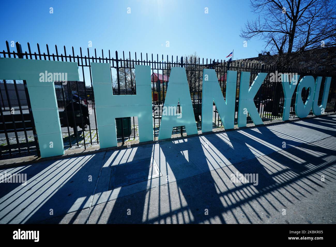 Ein riesiges Dankesschild, das vor dem Elmhurst Hospital in Queens, New York City, angebracht wurde, um allen Krankenhauspersonal zu danken, die am 30. März 2020 in New York City bei der Bekämpfung des Coronavirus halfen. DAS US Navy Hospital Schiff kommt am Pier 90, New York City an. Es verfügt über eine Kapazität von 1000 Betten, die am 30. März 2020 die New Yorker Krankenhäuser in New York City erweitern wird. DAS US Navy Hospital Schiff kommt am Pier 90, New York City an. Es verfügt über eine Kapazität von 1000 Betten, was die Krankenhäuser in New York erweitern wird. (Foto von John Nacion/NurPhoto) Stockfoto