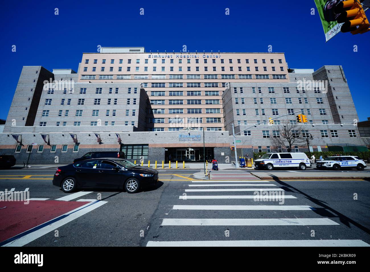 Ein riesiges Dankesschild, das vor dem Elmhurst Hospital in Queens, New York City, angebracht wurde, um allen Krankenhauspersonal zu danken, die am 30. März 2020 in New York City bei der Bekämpfung des Coronavirus halfen. DAS US Navy Hospital Schiff kommt am Pier 90, New York City an. Es verfügt über eine Kapazität von 1000 Betten, die am 30. März 2020 die New Yorker Krankenhäuser in New York City erweitern wird. DAS US Navy Hospital Schiff kommt am Pier 90, New York City an. Es verfügt über eine Kapazität von 1000 Betten, was die Krankenhäuser in New York erweitern wird. (Foto von John Nacion/NurPhoto) Stockfoto