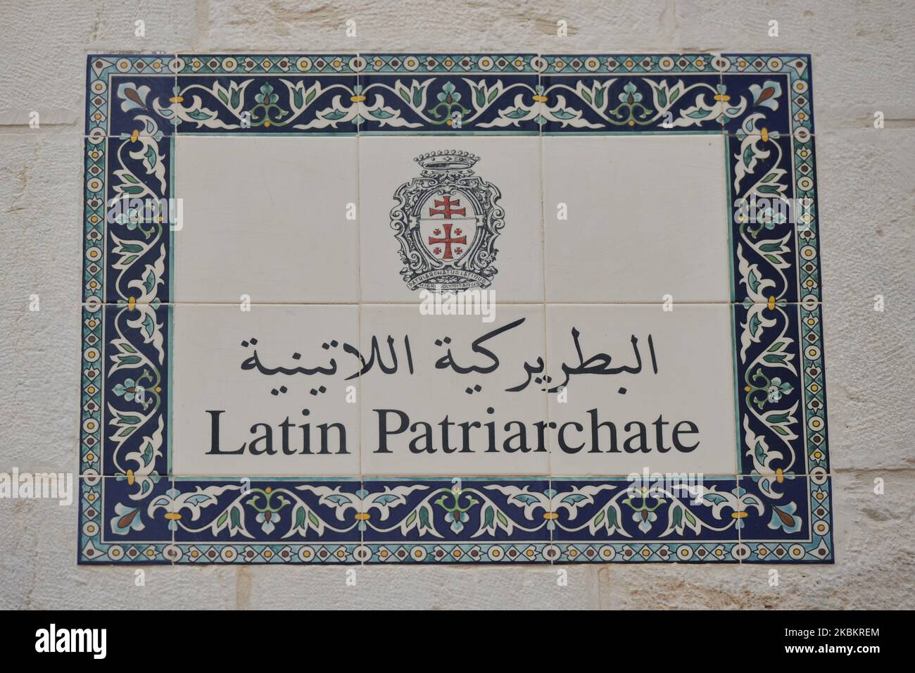 Lateinisches Patriarchat Zeichen in der Altstadt von Jerusalem gesehen. Am Mittwoch, den 11. März 2020, in Jerusalem, Israel. (Foto von Artur Widak/NurPhoto) Stockfoto