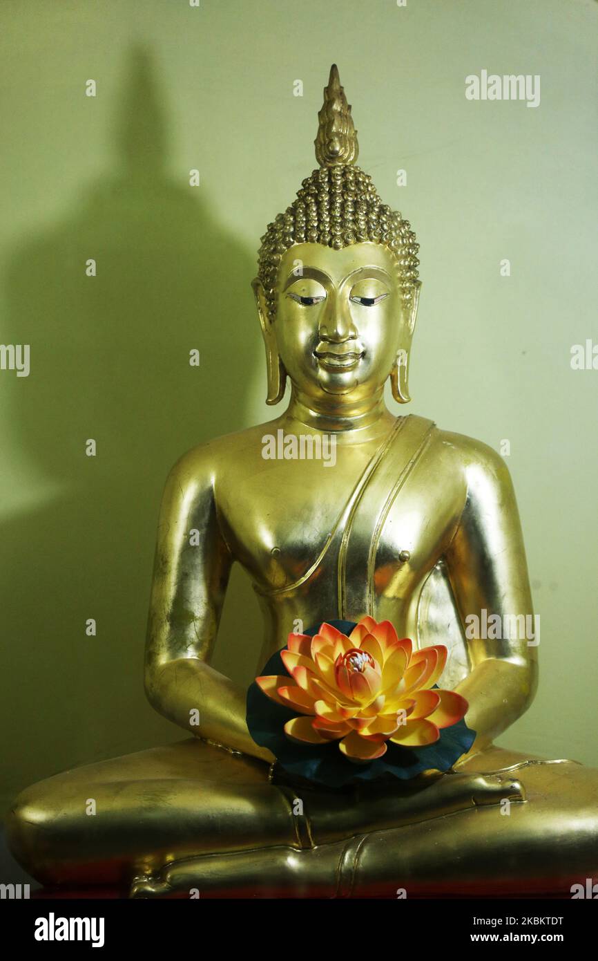 Goldene Buddha-Statue im buddhistischen Tempel Sri Maha Bodhi Viharaya in Kandy, Sri Lanka. Der Tempel befindet sich in Bahirawakanda und ist bekannt für seine riesige Buddha-Statue, die in einer Höhe von 26,83 m (88,0 ft) steht und ist eine der höchsten Buddha-Statuen in Sri Lanka. (Foto von Creative Touch Imaging Ltd./NurPhoto) Stockfoto