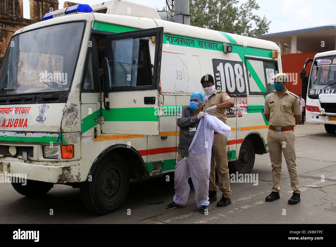 Jaipur: Die Mitarbeiter des medizinischen Teams bereiten sich vor, die Menschen während der landesweiten Sperre zu screenen, die nach der tödlichen neuartigen Coronavirus-Pandemie in Jaipur, Rajasthan, Indien, verhängt wurde. März 31,2020. (Foto von Vishal Bhatnagar/NurPhoto) Stockfoto