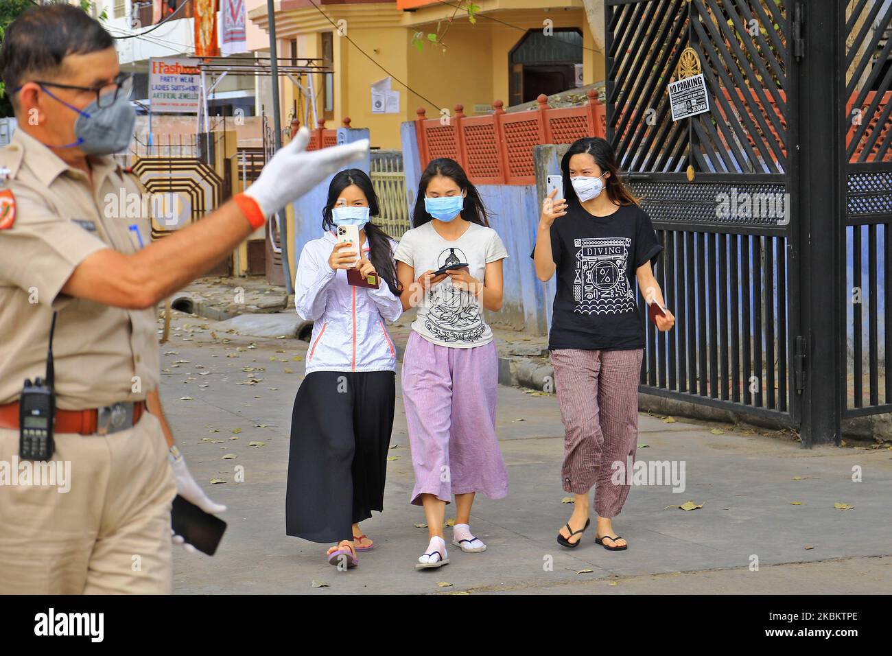 Jaipur: Medizinisches Team und Sicherheitspersonal, das chinesische Menschen für ihre medizinische Untersuchung trägt, die während der landesweiten Sperre, die nach der tödlichen neuartigen Coronavirus-Pandemie in Jaipur, Rajasthan, Indien, verhängt wurde, in einem gemieteten Haus in einer ummauerten Stadt bleiben. März 31,2020. (Foto von Vishal Bhatnagar/NurPhoto) Stockfoto