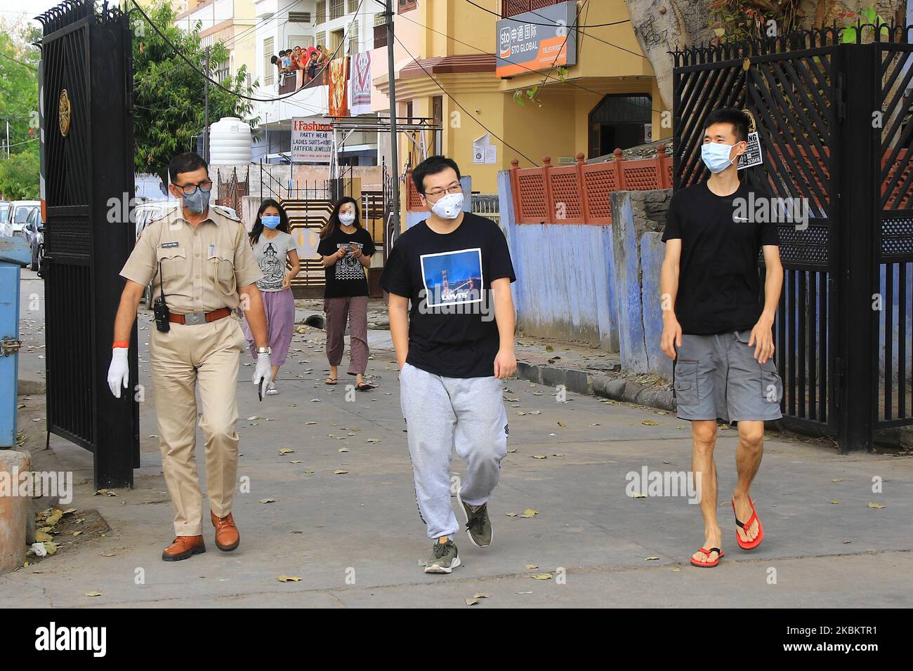 Jaipur: Medizinisches Team und Sicherheitspersonal, das chinesische Menschen für ihre medizinische Untersuchung trägt, die während der landesweiten Sperre, die nach der tödlichen neuartigen Coronavirus-Pandemie in Jaipur, Rajasthan, Indien, verhängt wurde, in einem gemieteten Haus in einer ummauerten Stadt bleiben. März 31,2020. (Foto von Vishal Bhatnagar/NurPhoto) Stockfoto
