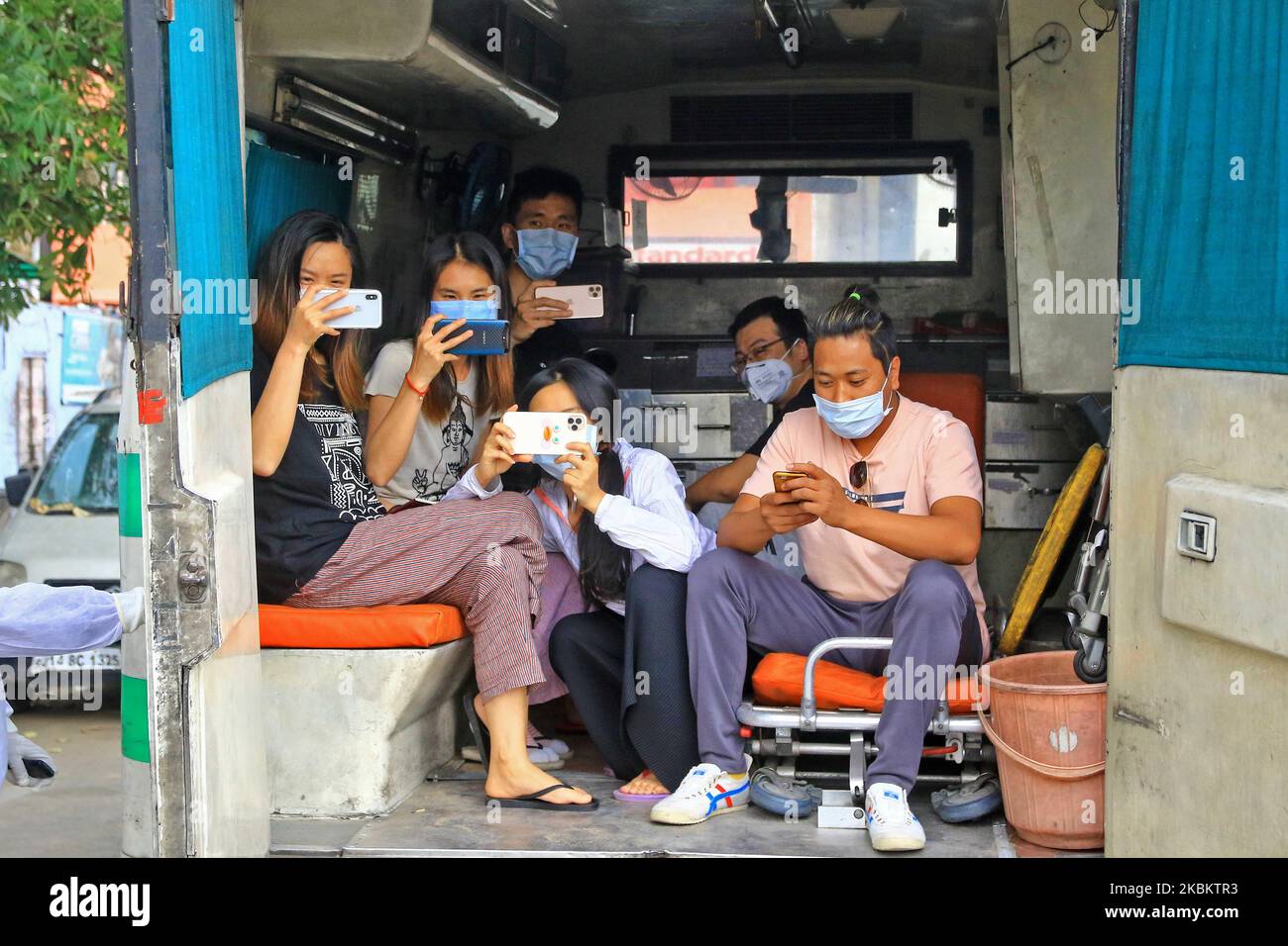 Jaipur: Medizinisches Team und Sicherheitspersonal, das chinesische Menschen für ihre medizinische Untersuchung trägt, die während der landesweiten Sperre, die nach der tödlichen neuartigen Coronavirus-Pandemie in Jaipur, Rajasthan, Indien, verhängt wurde, in einem gemieteten Haus in einer ummauerten Stadt bleiben. März 31,2020. (Foto von Vishal Bhatnagar/NurPhoto) Stockfoto