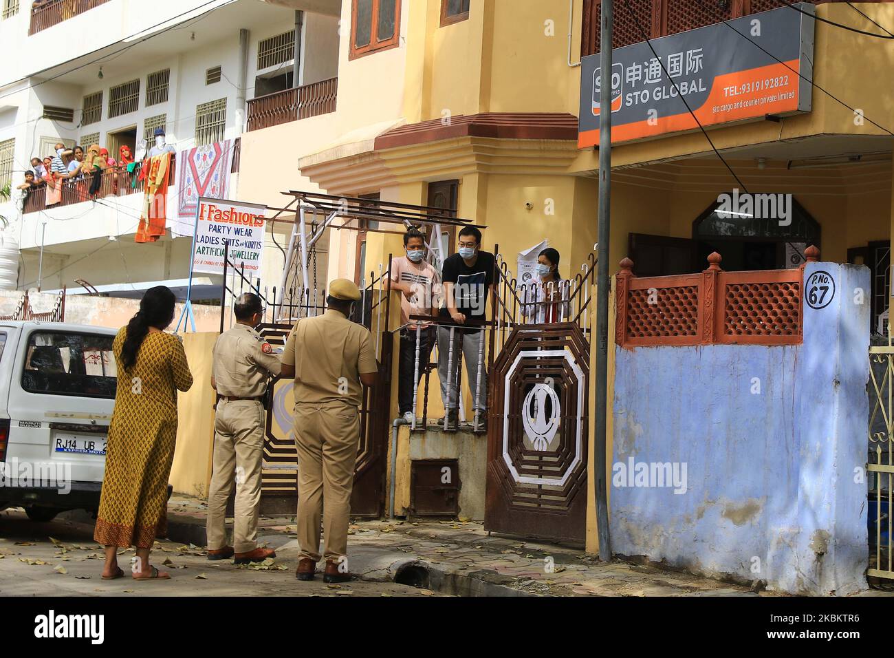 Jaipur: Sicherheitspersonal diskutiert mit Chinesen, bevor sie sie zur medizinischen Untersuchung tragen, während sie während der landesweiten Sperrung, die nach der tödlichen neuartigen Coronavirus-Pandemie in Jaipur, Rajasthan, Indien, in einem gemieteten Haus in einer ummauerten Stadt verweilen. März 31,2020. (Foto von Vishal Bhatnagar/NurPhoto) Stockfoto