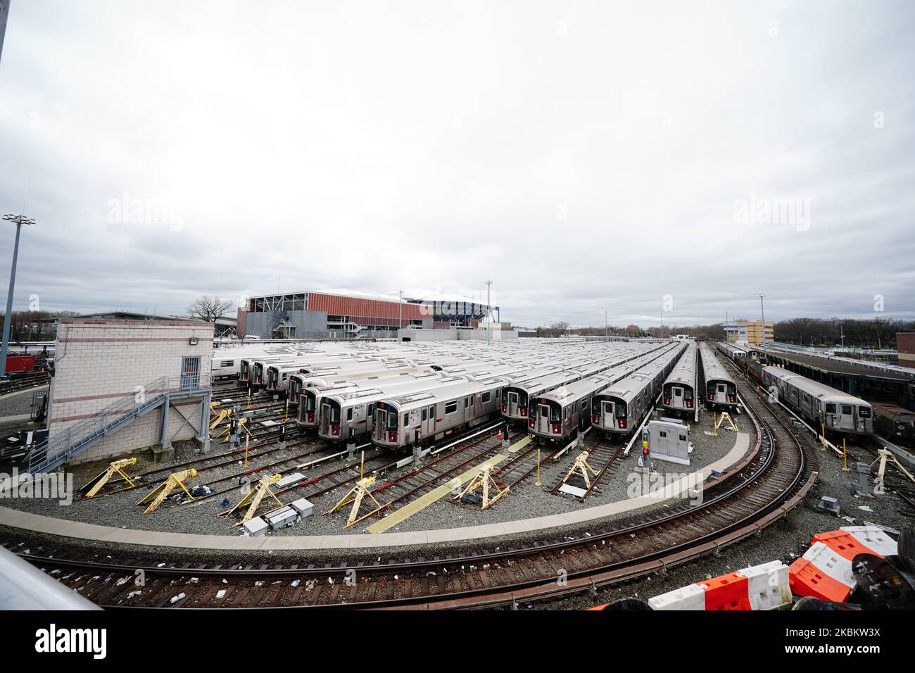 Blick auf das Bahndepot am Mets Willets Point mit Arthur Ashe Stadium im Hintergrund. Billie Jean King National Tennis Center im Viertel Flushing des New Yorker Stadtteils Queens während der US Open 2019 am 31. März 2020 in New York, USA. Laut Daten der Johns Hopkins University gibt es in den USA mehr Coronavirus-Fälle als in jedem anderen Land der Welt mit 184.000 bestätigten Infektionen. New York ist jetzt mit 75.795 bestätigten Fällen zum neuen Epizentrum des Ausbruchs in der Welt geworden. (Foto von John Nacion/NurPhoto). (Foto von John Nacion/NurPhoto) Stockfoto