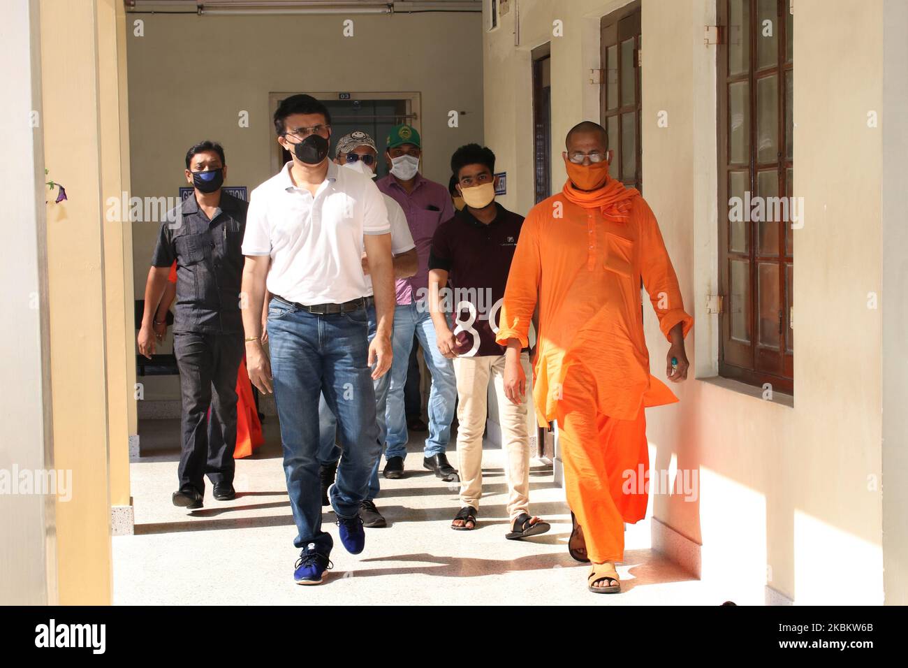 Der Präsident und ehemalige indische Skipper Sourav Ganguly von BCCI war am 01,2020. April in Belur Math im Howrah District, Westbengalen, Indien. Der Präsident des BCCI, Sourav Ganguly, spendete 2000 kg Reis für die Unterprivilegierten in Kalkutta. Ganguly, der letzte Woche zugesagt hatte, kostenlosen Reis im Wert von 50 Lakh zu liefern, besuchte die Belur Math inmitten einer landesweiten Sperre, um sein Versprechen zu erfüllen. (Foto von Debajyoti Chakraborty/NurPhoto) Stockfoto