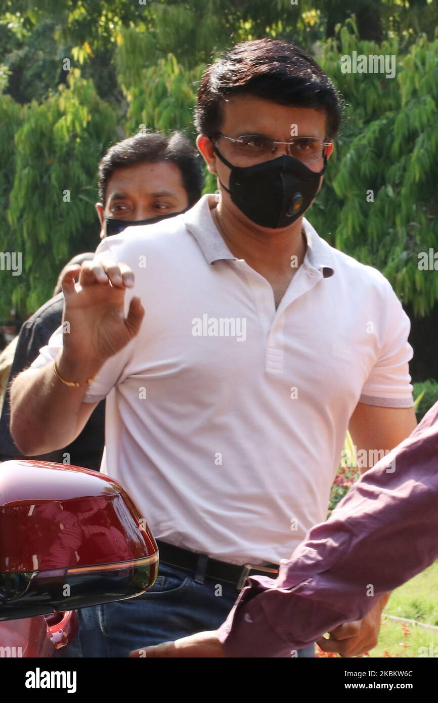 BCCI-Präsident und ehemaliger indischer Skipper Sourav Ganguly mit Maske am 01,2020. April in Belur Math im Howrah District, Westbengalen, Indien. Der Präsident des BCCI, Sourav Ganguly, spendete 2000 kg Reis für die Unterprivilegierten in Kalkutta. Ganguly, der letzte Woche zugesagt hatte, kostenlosen Reis im Wert von 50 Lakh zu liefern, besuchte die Belur Math inmitten einer landesweiten Sperre, um sein Versprechen zu erfüllen. (Foto von Debajyoti Chakraborty/NurPhoto) Stockfoto