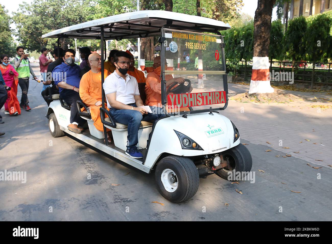BCCI-Präsident und ehemaliger indischer Skipper Sourav Ganguly fahren am 01,2020. April in Howrah District, West Bengal, Indien, Golf Carts mit Elektrofahrzeugen in Belur Math. Der Präsident des BCCI, Sourav Ganguly, spendete 2000 kg Reis für die Unterprivilegierten in Kalkutta. Ganguly, der letzte Woche zugesagt hatte, kostenlosen Reis im Wert von 50 Lakh zu liefern, besuchte die Belur Math inmitten einer landesweiten Sperre, um sein Versprechen zu erfüllen. (Foto von Debajyoti Chakraborty/NurPhoto) Stockfoto