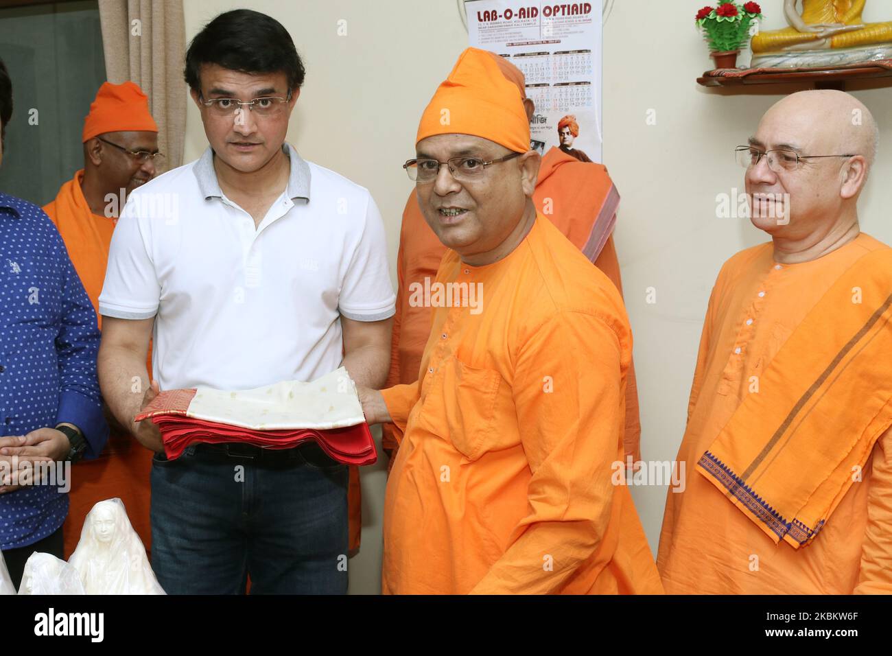 Der Präsident und ehemalige indische Skipper Sourav Ganguly von BCCI war am 01,2020. April in Belur Math im Howrah District, Westbengalen, Indien. Der Präsident des BCCI, Sourav Ganguly, spendete 2000 kg Reis für die Unterprivilegierten in Kalkutta. Ganguly, der letzte Woche zugesagt hatte, kostenlosen Reis im Wert von 50 Lakh zu liefern, besuchte die Belur Math inmitten einer landesweiten Sperre, um sein Versprechen zu erfüllen. (Foto von Debajyoti Chakraborty/NurPhoto) Stockfoto