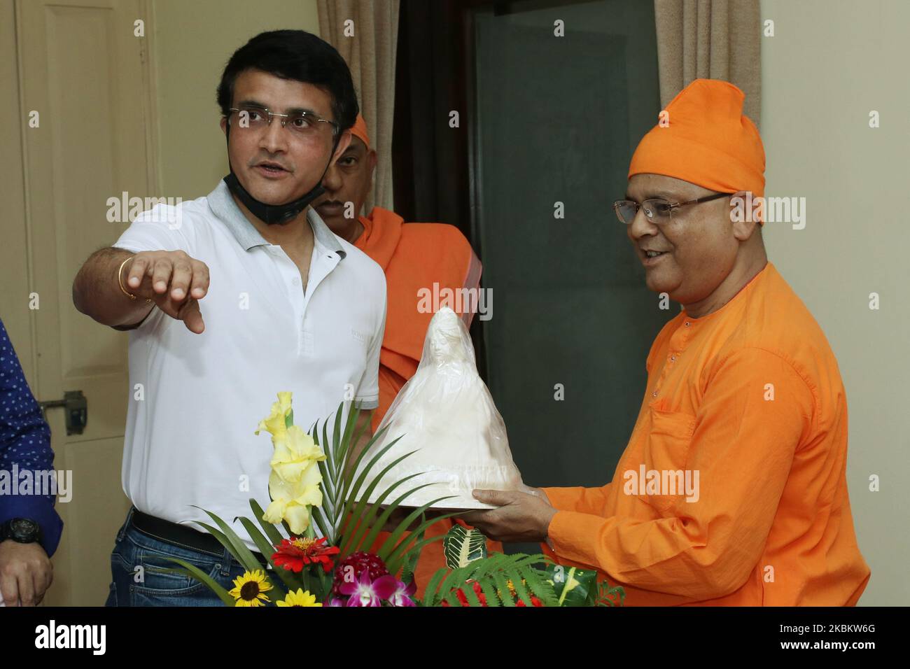 Der Präsident und ehemalige indische Skipper Sourav Ganguly von BCCI war am 01,2020. April in Belur Math im Howrah District, Westbengalen, Indien. Der Präsident des BCCI, Sourav Ganguly, spendete 2000 kg Reis für die Unterprivilegierten in Kalkutta. Ganguly, der letzte Woche zugesagt hatte, kostenlosen Reis im Wert von 50 Lakh zu liefern, besuchte die Belur Math inmitten einer landesweiten Sperre, um sein Versprechen zu erfüllen. (Foto von Debajyoti Chakraborty/NurPhoto) Stockfoto