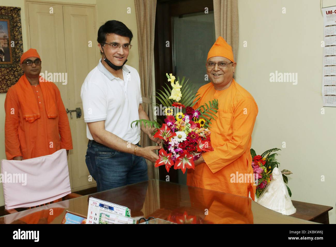 Der Präsident und ehemalige indische Skipper Sourav Ganguly von BCCI war am 01,2020. April in Belur Math im Howrah District, Westbengalen, Indien. Der Präsident des BCCI, Sourav Ganguly, spendete 2000 kg Reis für die Unterprivilegierten in Kalkutta. Ganguly, der letzte Woche zugesagt hatte, kostenlosen Reis im Wert von 50 Lakh zu liefern, besuchte die Belur Math inmitten einer landesweiten Sperre, um sein Versprechen zu erfüllen. (Foto von Debajyoti Chakraborty/NurPhoto) Stockfoto
