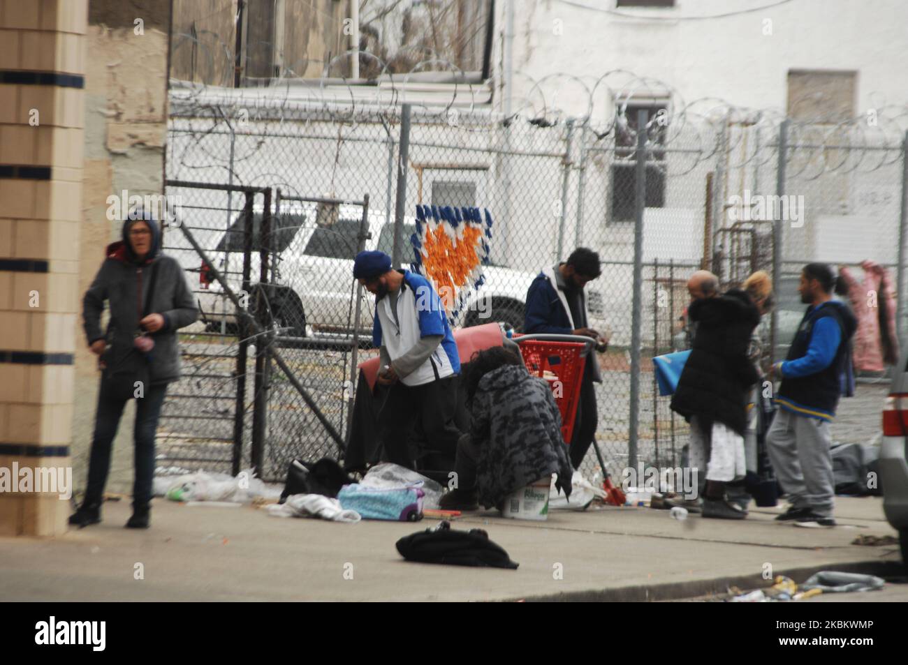 Obdachlose Philadelphianer versammeln sich überall, wo sie sich finden können, um sich in Gruppen auszuruhen, um ein Gefühl der Sicherheit zu schaffen. Die Notwendigkeit von Sicherheit, Nahrungsmitteln und Unterkünften, die sie jeden Morgen vertreiben, stellt ein höheres Infektionsrisiko für eine bereits gefährdete Gemeinschaft während der COVID-19-Pandemie am 1. April 2020 in Philadelphia, PA, dar. (Foto von Cory Clark/NurPhoto) Stockfoto