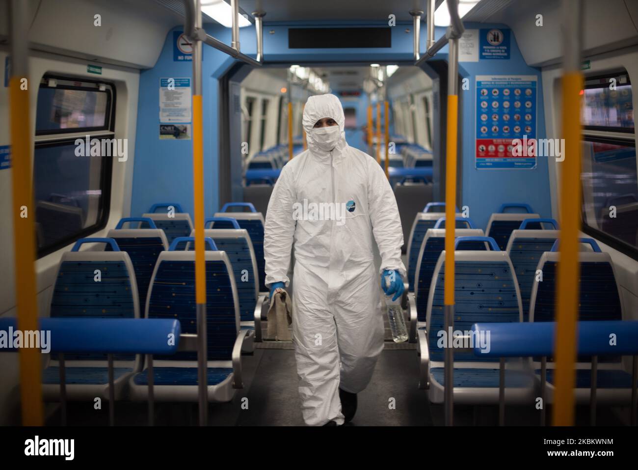 Ein Reinigungspersonal desinfiziert während des Ausbruchs der Coronavirus-Krankheit (COVID-19) am 1. April 2020 im Bahnhof Retiro in Buenos Aires, Argentinien, einen Zugwagen. Die argentinische Regierung hat die Zwangssperre verlängert, um die Ausbreitung des neuen Coronavirus bis ostern einzudämmen (Foto: Mario De Fina/NurPhoto) Stockfoto
