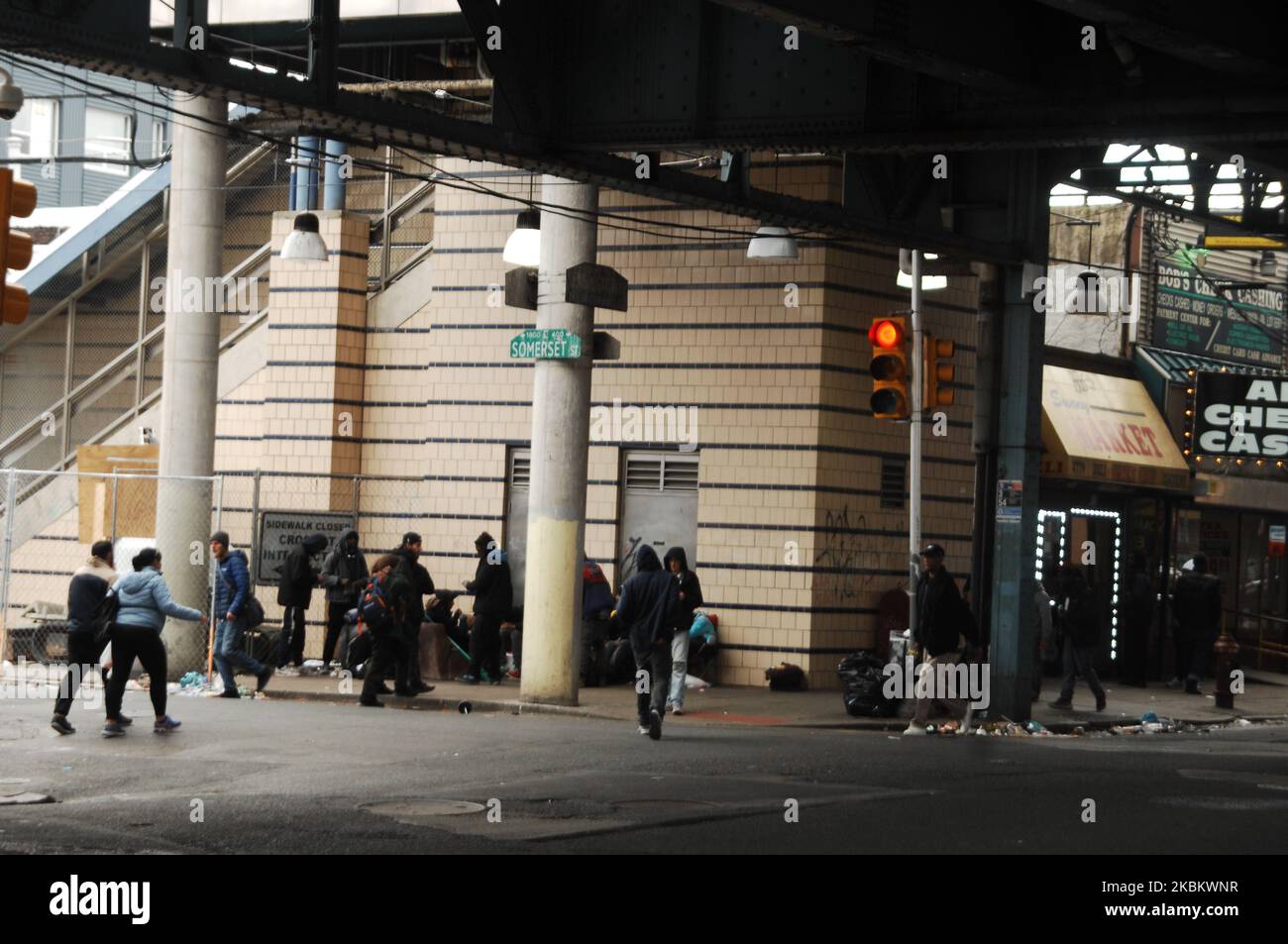 Obdachlose Philadelphianer versammeln sich überall, wo sie sich finden können, um sich in Gruppen auszuruhen, um ein Gefühl der Sicherheit zu schaffen. Die Notwendigkeit von Sicherheit, Nahrungsmitteln und Unterkünften, die sie jeden Morgen vertreiben, stellt ein höheres Infektionsrisiko für eine bereits gefährdete Gemeinschaft während der COVID-19-Pandemie am 1. April 2020 in Philadelphia, PA, dar. (Foto von Cory Clark/NurPhoto) Stockfoto