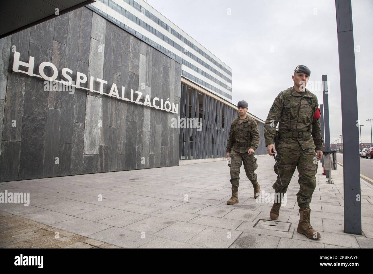 Im Zentralen Universitätskrankenhaus von Asturien (HUCA) wurde am 1. April 2020 in Oviedo, Spanien, das Feldmilitärkrankenhaus installiert, um Schnelltests zum Nachweis des Coronavirus und andere Aufgaben wie Diagnosen zu unterstützen. (Foto von Alvaro Fuente/NurPhoto) Stockfoto