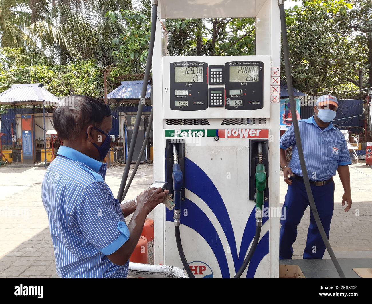 Benzinpumpenarbeiter trägt eine Maske an der A-Stadt-Benzinpumpe, Benzin- und Dieselpreiserhöhung in Indien, heute Benzinpreis in Kalkutta City RS, 73,30Per Liter und Dieselpreis in kalkutta RS, 65,62 pro Liter während einer landesweiten Sperre als vorbeugende Maßnahme gegen das COVID-19-Coronavirus in Kalkutta am 2 2020. April. (Foto von Debajyoti Chakraborty/NurPhoto) Stockfoto
