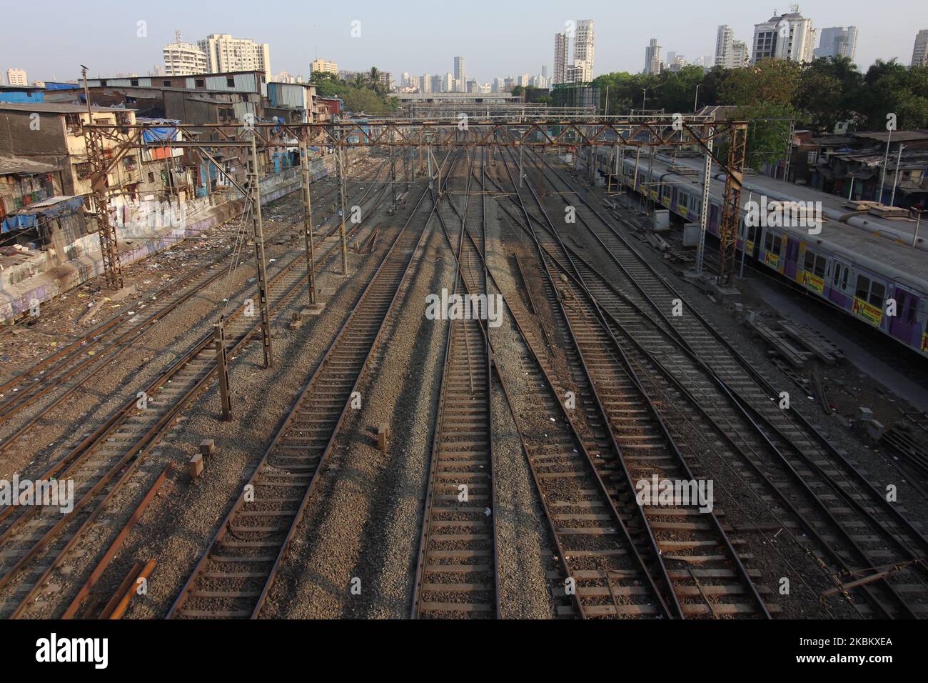 Am 02. April 2020 werden in Mumbai, Indien, leere Bahngleise gesehen. Indien befindet sich weiterhin im landesweiten Sperrgebiet, um die Ausbreitung der Coronavirus-Pandemie (COVID-19) zu kontrollieren. (Foto von Himanshu Bhatt/NurPhoto) Stockfoto