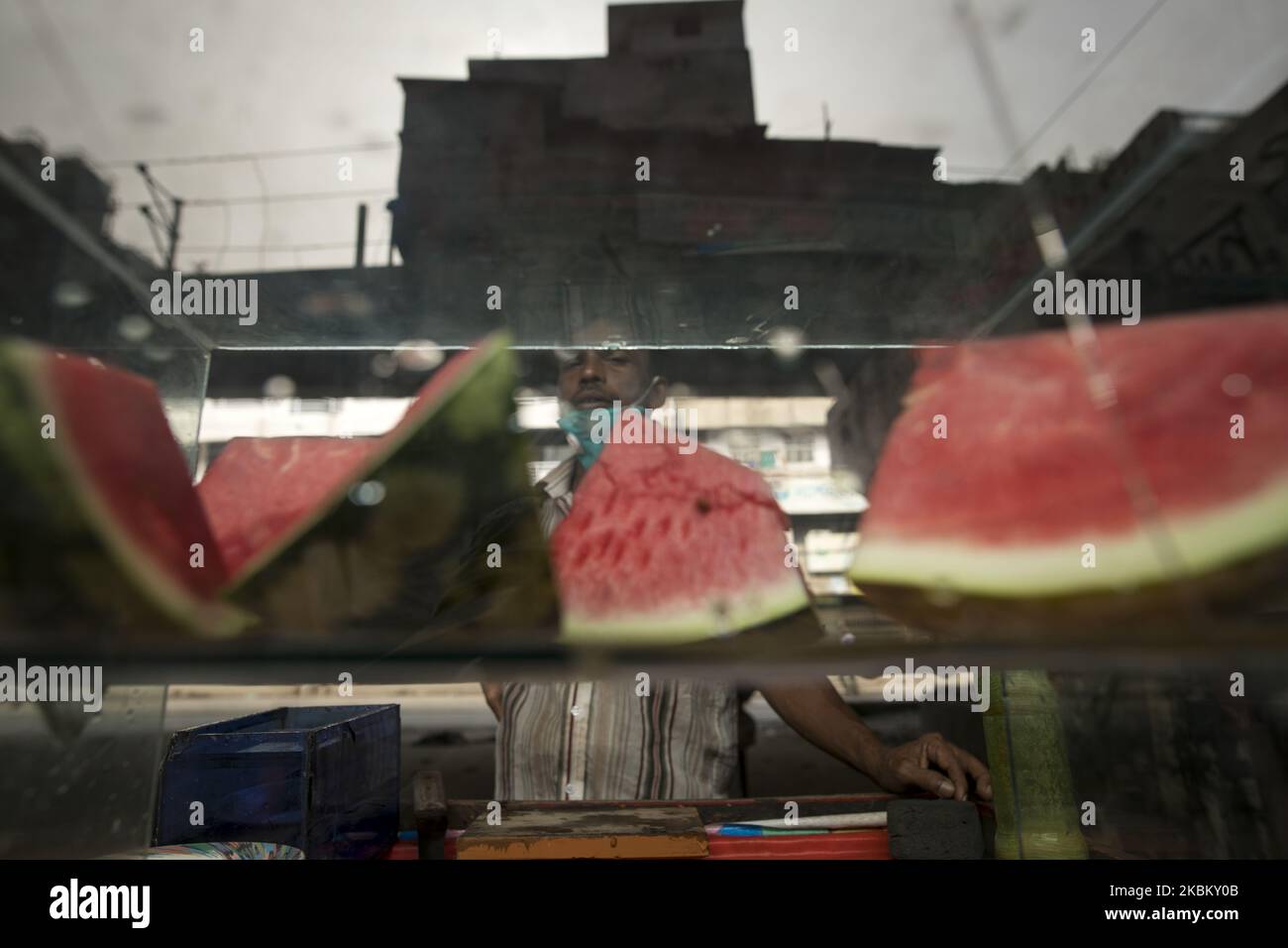 Ein Straßenhändler verkauft Lebensmittel während der von der Regierung auferlegten Sperre als vorbeugende Maßnahme gegen das COVID-19-Coronavirus am 03. April 2020 in Dhaka, Bangladesch. (Foto von Zakir Hossain Chowdhury/NurPhoto) Stockfoto