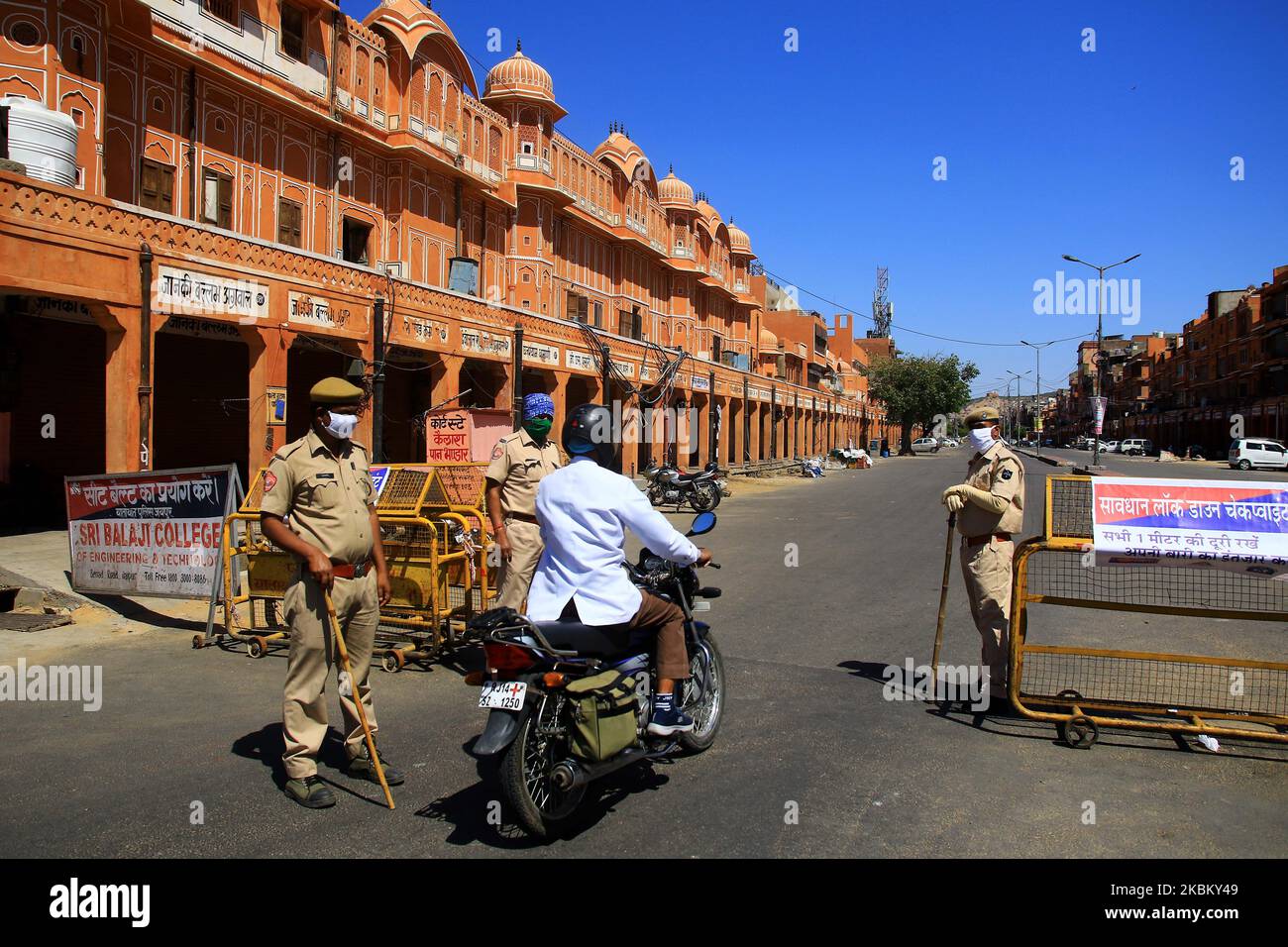 Sicherheitspersonal steht bei Ramganj Bazar während der landesweiten Lockdown, die nach der tödlichen neuartigen Coronavirus-Pandemie in Jaipur, Rajasthan, Indien, verhängt wurde. April 03,2020. (Foto von Vishal Bhatnagar/NurPhoto) Stockfoto