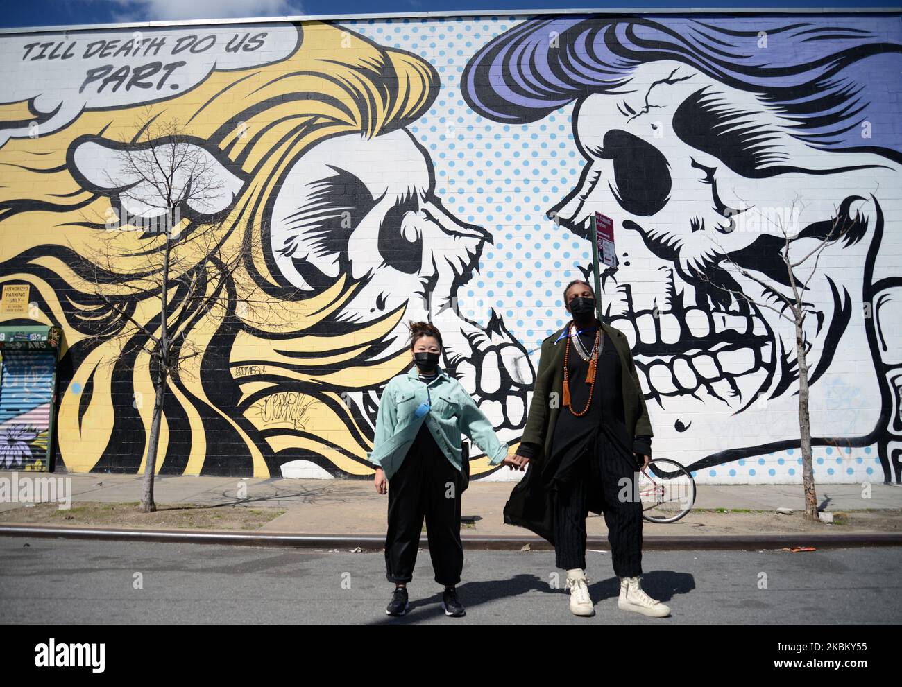 Die Einwohner von Brooklyn, Ian Gillian und Naoko Okada, gesehen auf den Straßen von Bushwick, Brooklyn, Donnerstag, 2.. April 2020. Gillian hat sich jeden Tag darauf gepowert, ein anderes „apokalyptisches Outfit“ zu tragen. (Foto von B.A. Van Sise/NurPhoto) Stockfoto