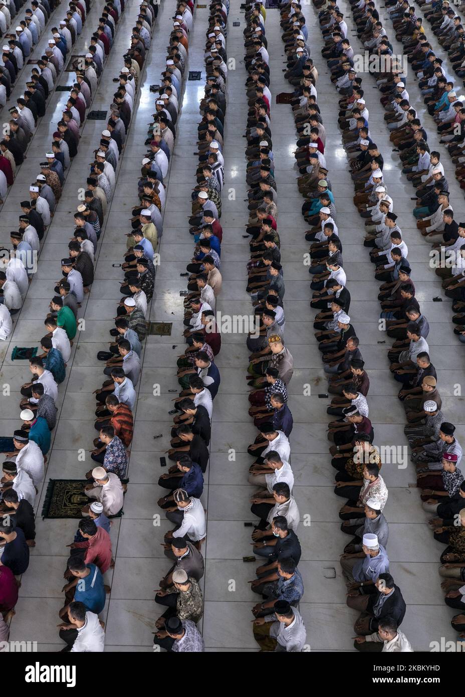 indonesische muslime beten am 3. April 2020 ohne soziale Distanzierung in einer Moschee in Lhokseumawe, Aceh, Indonesien. Die indonesische Regierung hat Regierungsverordnungen zu umfangreichen sozialen Einschränkungen und präsidentiellen Entscheidungen über den Status von Notfällen im öffentlichen Gesundheitswesen erlassen, da die Bürger Indonesiens, die COVID-19 positiv beurteilen, weiterhin zunehmen. Der letzte von der indonesischen Regierung am Freitag, dem 3. April 2020, angekündigte Bericht bestätigte 1.986 Coronavirus-Fälle, 134 davon wurden mit 181 Todesfällen geheilt. (Foto von Zick Maulana/NurPhoto) Stockfoto