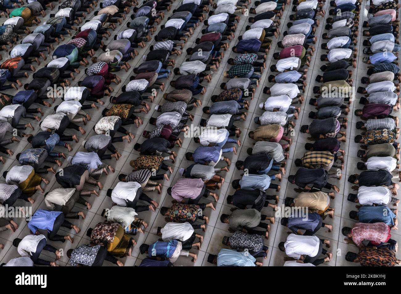 indonesische muslime beten am 3. April 2020 ohne soziale Distanzierung in einer Moschee in Lhokseumawe, Aceh, Indonesien. Die indonesische Regierung hat Regierungsverordnungen zu umfangreichen sozialen Einschränkungen und präsidentiellen Entscheidungen über den Status von Notfällen im öffentlichen Gesundheitswesen erlassen, da die Bürger Indonesiens, die COVID-19 positiv beurteilen, weiterhin zunehmen. Der letzte von der indonesischen Regierung am Freitag, dem 3. April 2020, angekündigte Bericht bestätigte 1.986 Coronavirus-Fälle, 134 davon wurden mit 181 Todesfällen geheilt. (Foto von Zick Maulana/NurPhoto) Stockfoto