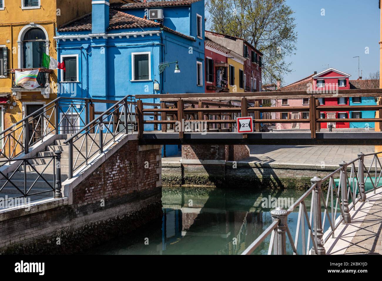 Eine der leeren Straßen auf der Insel Burano, Teil der Lagune von Venedig während des Notfalls von Covid19. (Foto von Giacomo Cosua/NurPhoto) Stockfoto