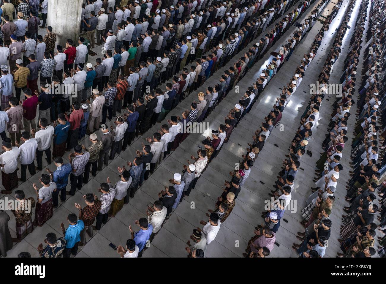 indonesische muslime beten am 3. April 2020 ohne soziale Distanzierung in einer Moschee in Lhokseumawe, Aceh, Indonesien. Die indonesische Regierung hat Regierungsverordnungen zu umfangreichen sozialen Einschränkungen und präsidentiellen Entscheidungen über den Status von Notfällen im öffentlichen Gesundheitswesen erlassen, da die Bürger Indonesiens, die COVID-19 positiv beurteilen, weiterhin zunehmen. Der letzte von der indonesischen Regierung am Freitag, dem 3. April 2020, angekündigte Bericht bestätigte 1.986 Coronavirus-Fälle, 134 davon wurden mit 181 Todesfällen geheilt. (Foto von Zick Maulana/NurPhoto) Stockfoto