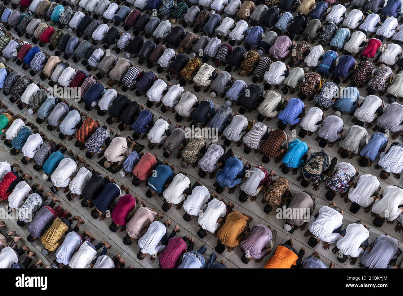 indonesische muslime beten am 3. April 2020 ohne soziale Distanzierung in einer Moschee in Lhokseumawe, Aceh, Indonesien. Die indonesische Regierung hat Regierungsverordnungen zu umfangreichen sozialen Einschränkungen und präsidentiellen Entscheidungen über den Status von Notfällen im öffentlichen Gesundheitswesen erlassen, da die Bürger Indonesiens, die COVID-19 positiv beurteilen, weiterhin zunehmen. Der letzte von der indonesischen Regierung am Freitag, dem 3. April 2020, angekündigte Bericht bestätigte 1.986 Coronavirus-Fälle, 134 davon wurden mit 181 Todesfällen geheilt. (Foto von Zick Maulana/NurPhoto) Stockfoto