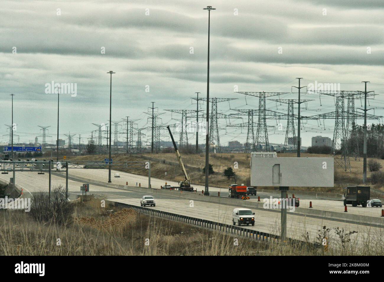 Fast leerer Abschnitt des Highway 407, da die Menschen den Ratschlägen von Beamten folgen und zu Hause bleiben, um die Ausbreitung des neuartigen Coronavirus (COVID-19) am 03. April 2020 in Toronto, Ontario, Kanada, zu verlangsamen. Die Provinz Ontario hat heute ihre Prognosen für COVID-19 veröffentlicht, nach deren Schätzungen in Ontario in den nächsten zwei Jahren zwischen 3.000 und 15.000 Todesfälle aufgrund des Virus zu verzeichnen sein werden. Bis heute hat die Provinz 3.255 Fälle des Virus gemeldet, darunter 1.023 Genesungen und 67 Todesfälle, aber es gab Dutzende von zusätzlichen Todesfällen, die von den Gesundheitsbehörden der Provinz nicht gemeldet wurden. Stockfoto