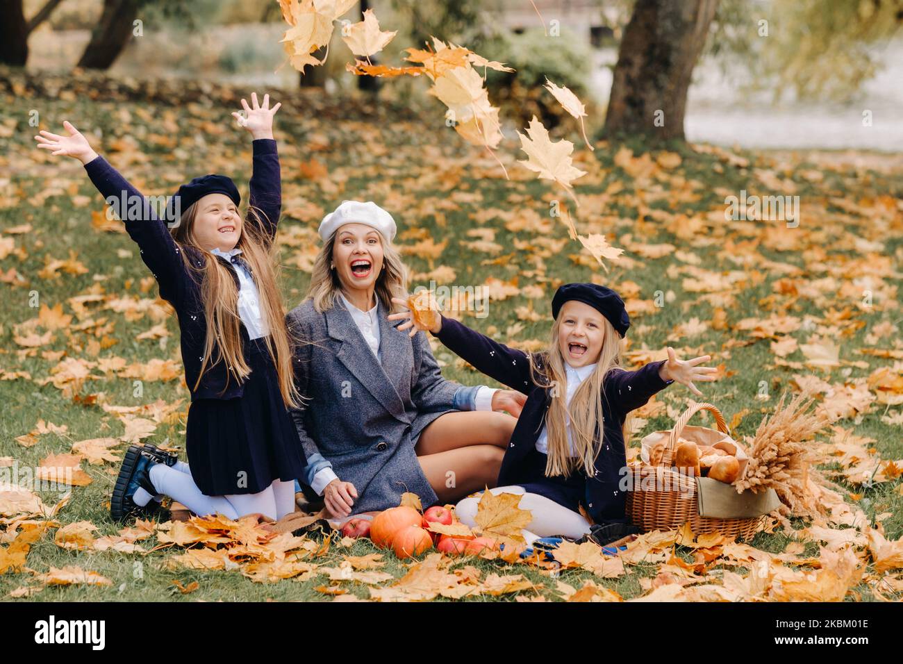 Eine große Familie auf einem Picknick im Herbst in einem Naturpark. Glückliche Menschen im Herbstpark Stockfoto