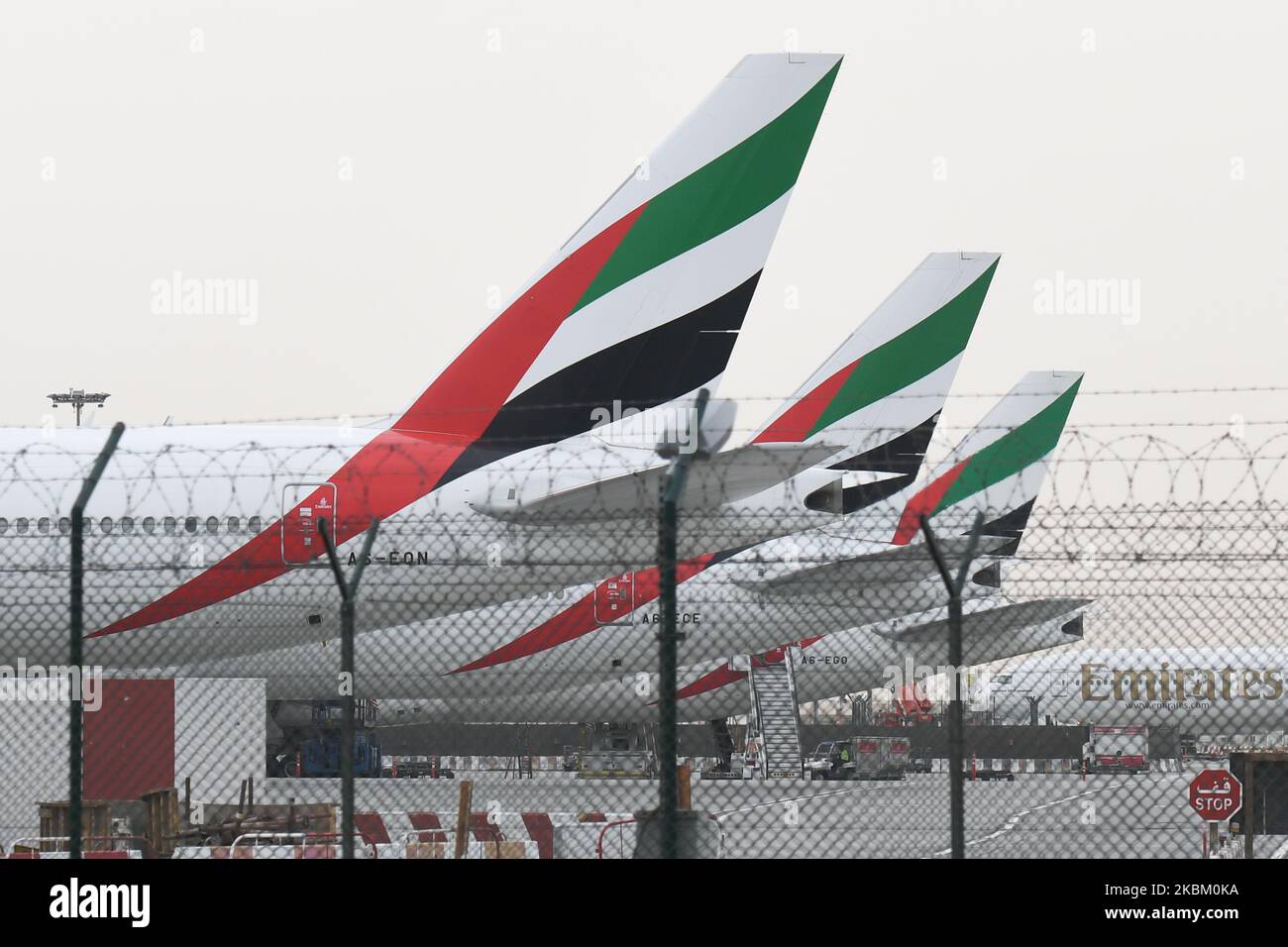 Ein Filebild von Emirates-Flugzeugen, die am 28. Februar 2019 auf dem internationalen Flughafen von Dubai gegründet wurden. Emirates Airline ist seit dem 25. März 2020 aufgrund der Verbreitung von COVID-19 gegründet worden. Die Fluggesellschaft erhielt jedoch die Genehmigung, die Hinflüge von Dubai zu nur 5 Zielen wieder aufzunehmen: London Heathrow, Frankfurt, Paris, Brüssel und Zürich. Die Fluggesellschaft hat auch angeboten, alle im Ausland festsitzenden Emiratisten kostenlos zurückzuholen. (Foto: Artur Widak/NurPhoto) Stockfoto