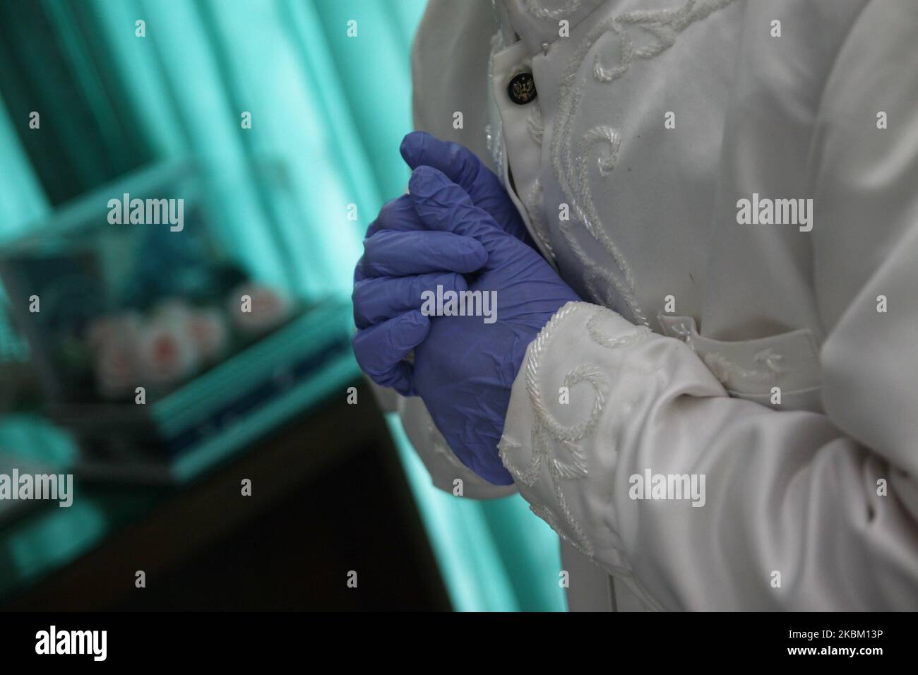 Das Ehepaar kaaried ihre Ehe am 5. April 2020 in Jakarta mit einer Gesichtsmaske und Latexhandschuhen aus Sorge um das Coronavirus (Covid-19). Die indonesische Regierung strickte die Politik der physischen Distanzierung, nachdem die Zahl der Coronavirus-Fälle weiter anstieg, die im April 4 über 2,092 Fälle im ganzen Land mit 191 Todesfällen und 150 Genesungen lagen. (Foto von Aditya Irawan/NurPhoto) Stockfoto