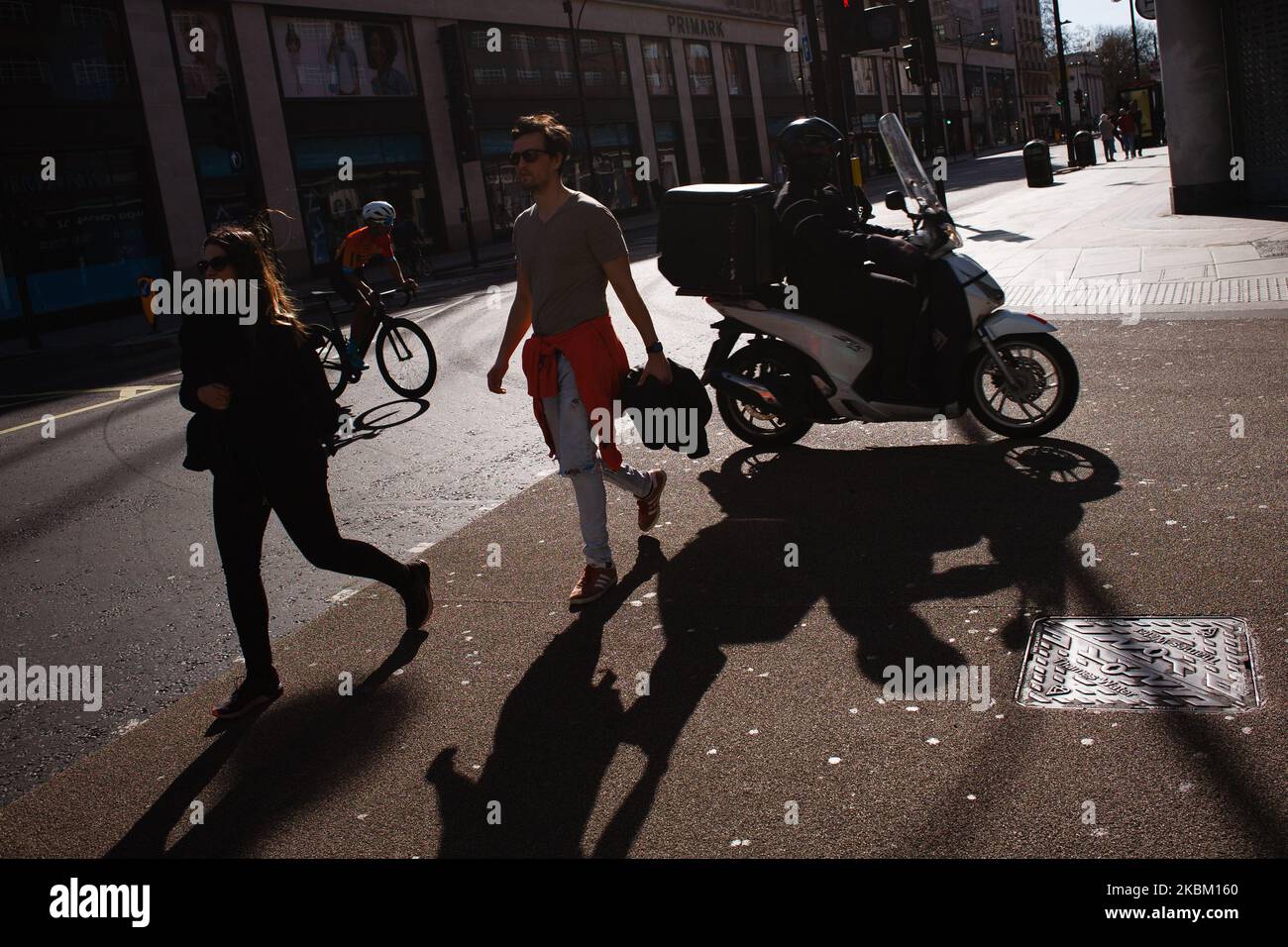 Am 4. April 2020 passiert ein Moped Fußgänger an einer Kreuzung auf einer fast menschenleeren Oxford Street in London, England. In ganz Großbritannien wurden bisher insgesamt 41.903 Fälle des Covid-19-Coronavirus bestätigt, wobei 4.313 Menschen starben. Das Land befindet sich mittlerweile fast zwei Wochen in seiner „Sperre“, die nach einer ersten dreiwöchigen Frist überprüft werden soll, obwohl eine Verlängerung weithin erwartet wird. Der britische Staatssekretär für Gesundheit und Soziales, Matt Hancock, bestand gestern darauf, dass die Regierung weiterhin darauf beharrte, dass Menschen zu Hause bleiben, um die Verbreitung des Virus zu vermeiden Stockfoto