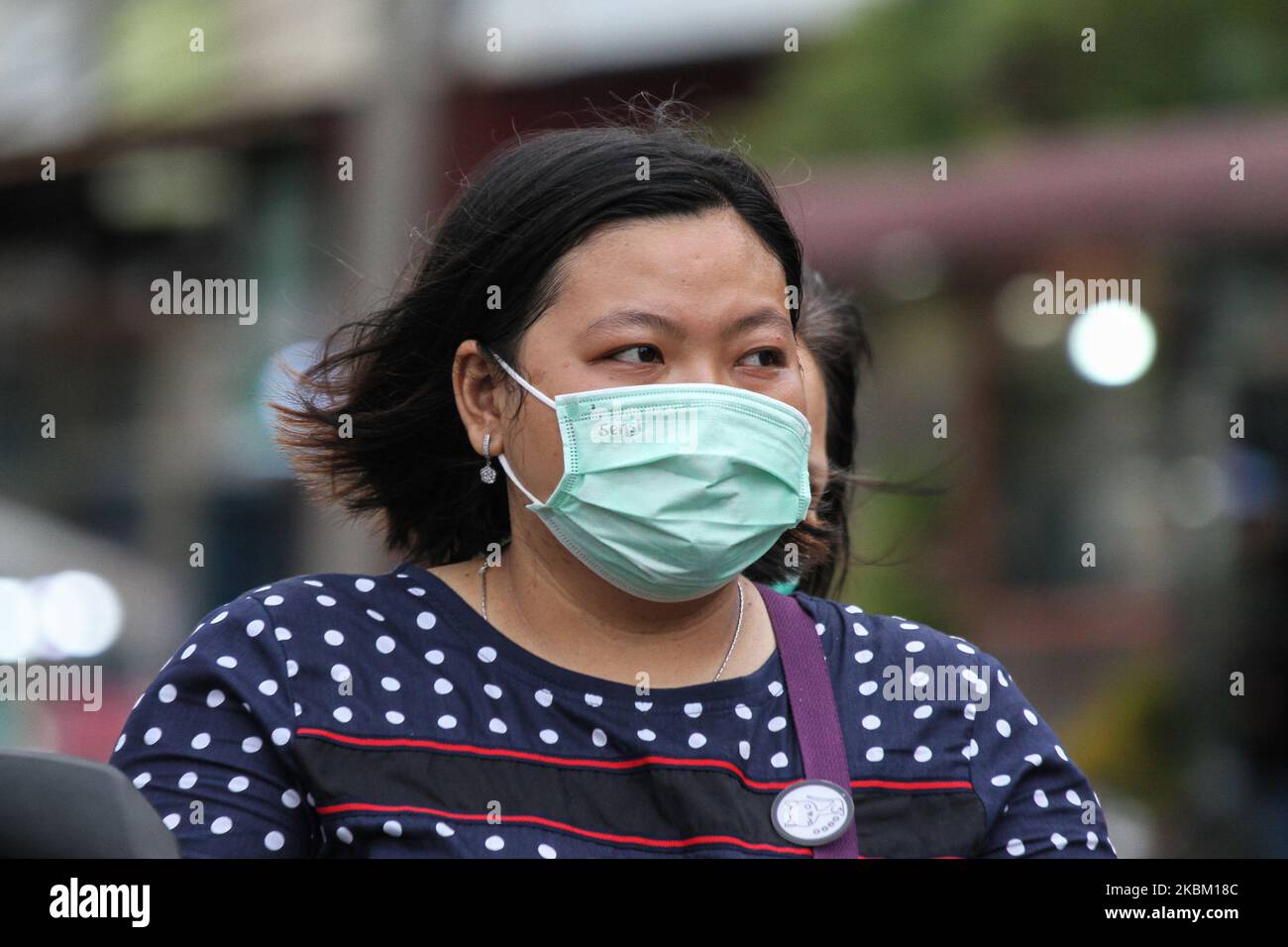 Am 5. April 2020 in Aceh, Indonesien, wird eine Frau in einem öffentlichen Bereich in Lhokseumawe mit einer Gesichtsmaske gesehen. Nach einer Zunahme von 2.273 positiven Fällen des Coronavirus in Indonesien fordert die indonesische Regierung die Öffentlichkeit auf, Masken zu tragen, wie von der Weltgesundheitsorganisation (WHO) empfohlen, um die Ausbreitung des Coronavirus zu verhindern. (Foto von Fachrul Reza/NurPhoto) Stockfoto