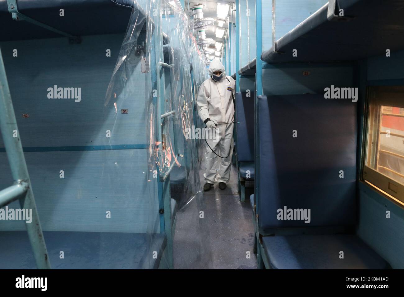 Ein Arbeiter in Schutzkleidung sprüht Desinfektionsmittel in einem Zugwagen, der in eine Isolationsstation für COVID-19-Patienten umgewandelt wurde, während der landesweiten 21-tägigen Sperre, die aufgrund der Besorgnis über die Ausbreitung des Coronavirus in Howrah in der Nähe von Kalkutta City, Indien, am Sonntag, den 5. April 2020 stattfand. Eine landesweite Sperrung, die von Premierminister Narendra Modi angekündigt wurde, führte zu einer Massenflucht von Wanderarbeitern aus den Städten in ihre Dörfer, was Befürchtungen aufrief, dass das Virus auf dem Land gelangten könnte, wo die Gesundheitseinrichtungen begrenzt sind. Experten sagen, dass die lokale Verbreitung in einem Land, in dem mehrere zehn Millionen Menschen leben, unvermeidlich ist Stockfoto