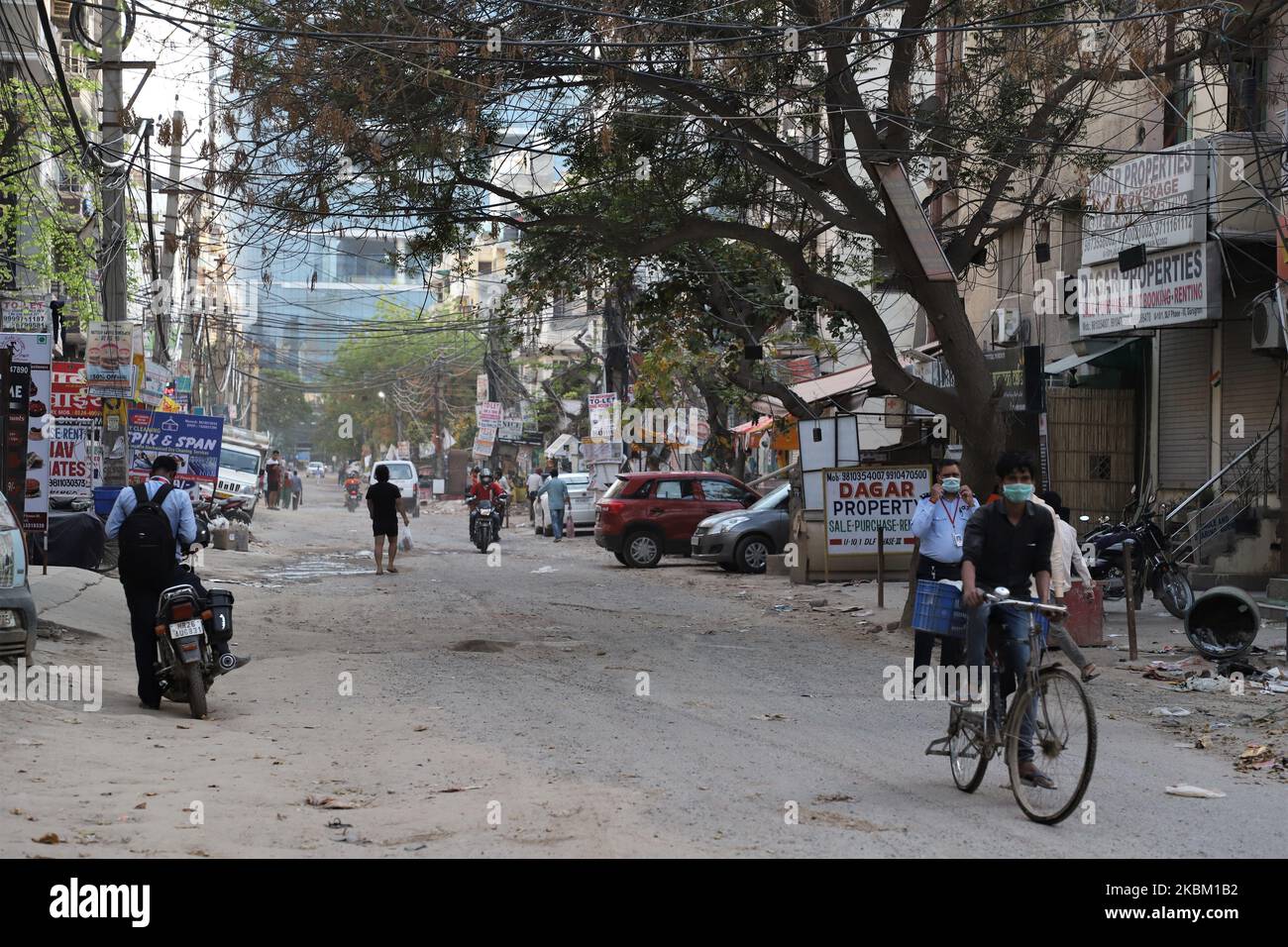 Pendler bewegen sich am 05. April 2020 in Gurugram am Stadtrand von Neu-Delhi, indien, unter strenger Sperre. Um die Ausbreitung des tödlichen COVID-19 zu bekämpfen, hat der indische Premierminister Narendra Modi kürzlich eine 21-tägige Sperre angekündigt. Die Ausgangssperre hat jedoch die Wanderarbeiter gezwungen, in ihre Häuser zurückzukehren, wenn der Verkehr außer dem Eisenbahn- und Flugverkehr völlig abseits der Straßen ist. So sehr, dass viele Arbeiter ohne Nahrung, Unterkunft und andere Notwendigkeiten gestrandet sind. Die Sperre hat auch multinationale Unternehmen dazu gebracht, Tausende von Mitarbeitern inmitten der Coronavirus-Pandemie zu feuern (Foto von Nasir Stockfoto