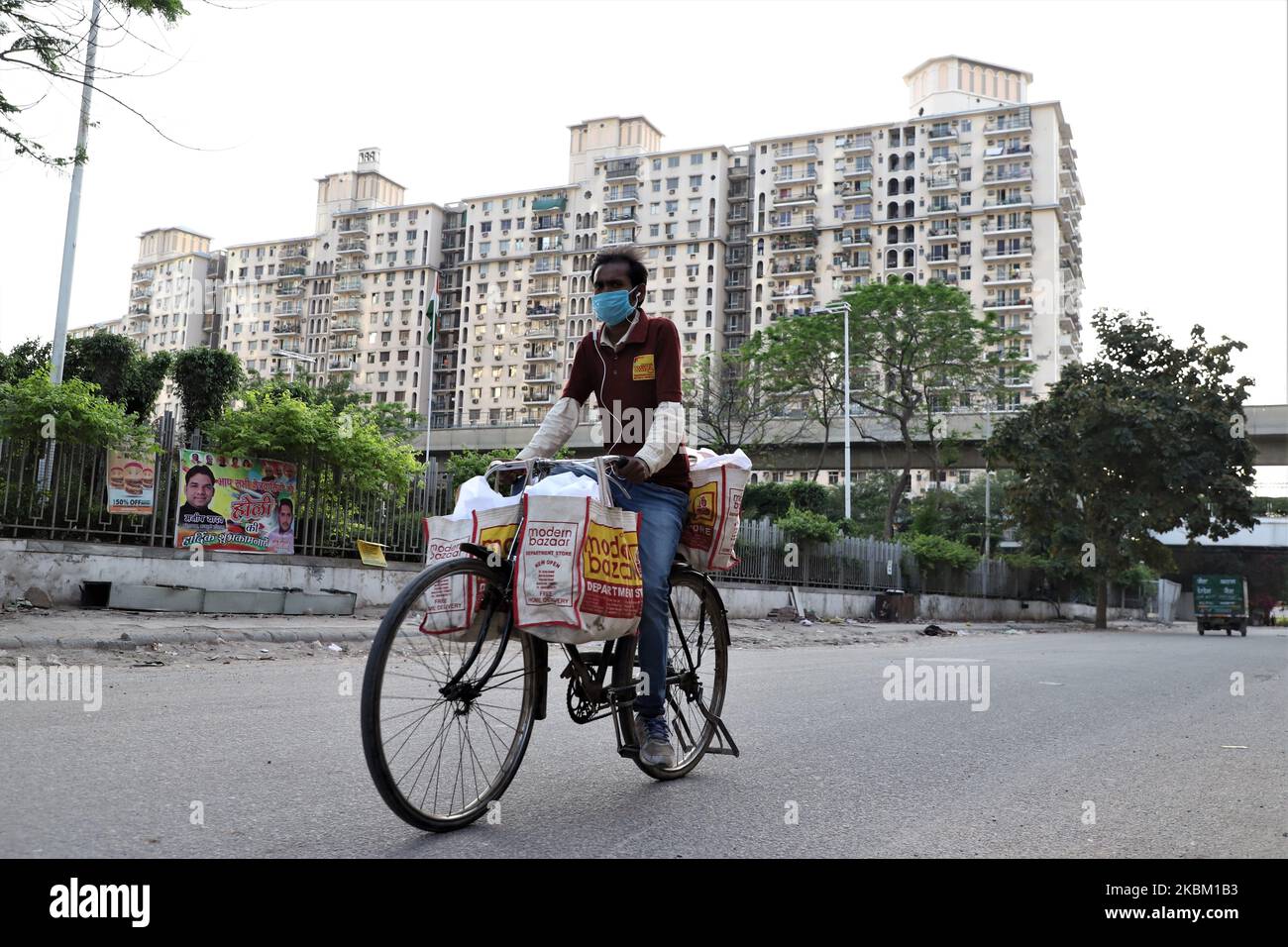 Der Mitarbeiter von Modern Bazaar trägt am 05. April 2020 in Gurugram am Stadtrand von Neu-Delhi, Indien, Liefergegenstände auf seinem Fahrrad. Um die Ausbreitung des tödlichen COVID-19 zu bekämpfen, hat der indische Premierminister Narendra Modi kürzlich eine 21-tägige Sperre angekündigt. Die Ausgangssperre hat jedoch die Wanderarbeiter gezwungen, in ihre Häuser zurückzukehren, wenn der Verkehr außer dem Eisenbahn- und Flugverkehr völlig abseits der Straßen ist. So sehr, dass viele Arbeiter ohne Nahrung, Unterkunft und andere Notwendigkeiten gestrandet sind. Die Sperre hat auch multinationale Unternehmen dazu gebracht, Tausende von Mitarbeitern inmitten des Coronavirus p zu feuern Stockfoto