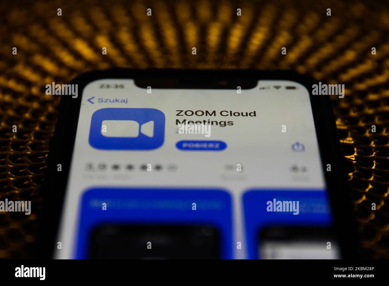DIE ZOOM Cloud Meetings App wird auf dem Telefonbildschirm in dieser Illustration angezeigt, die am 6. April 2020 in Polen aufgenommen wurde. (Fotoillustration von Jakub Porzycki/NurPhoto) Stockfoto