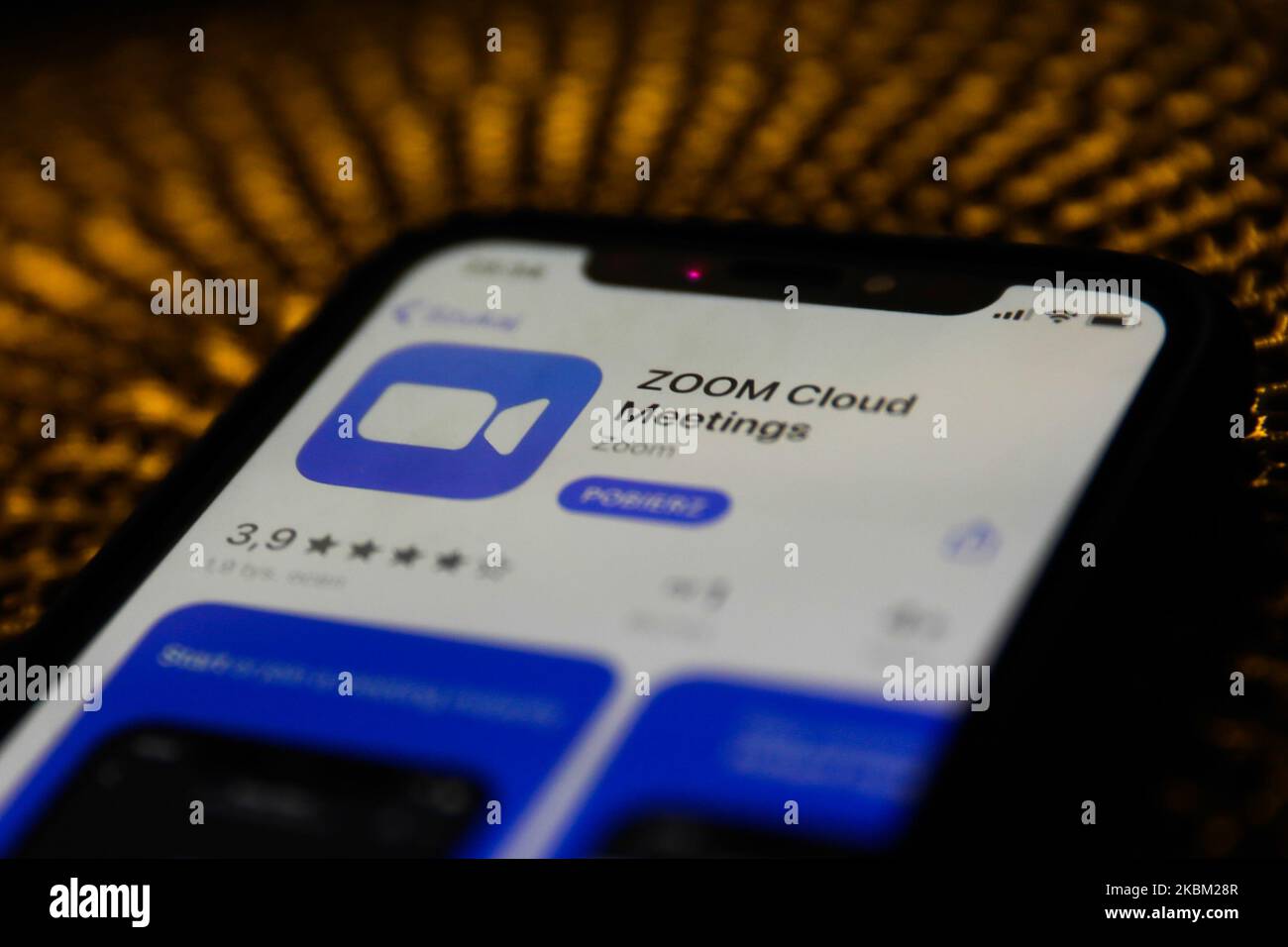 DIE ZOOM Cloud Meetings App wird auf dem Telefonbildschirm in dieser Illustration angezeigt, die am 6. April 2020 in Polen aufgenommen wurde. (Fotoillustration von Jakub Porzycki/NurPhoto) Stockfoto