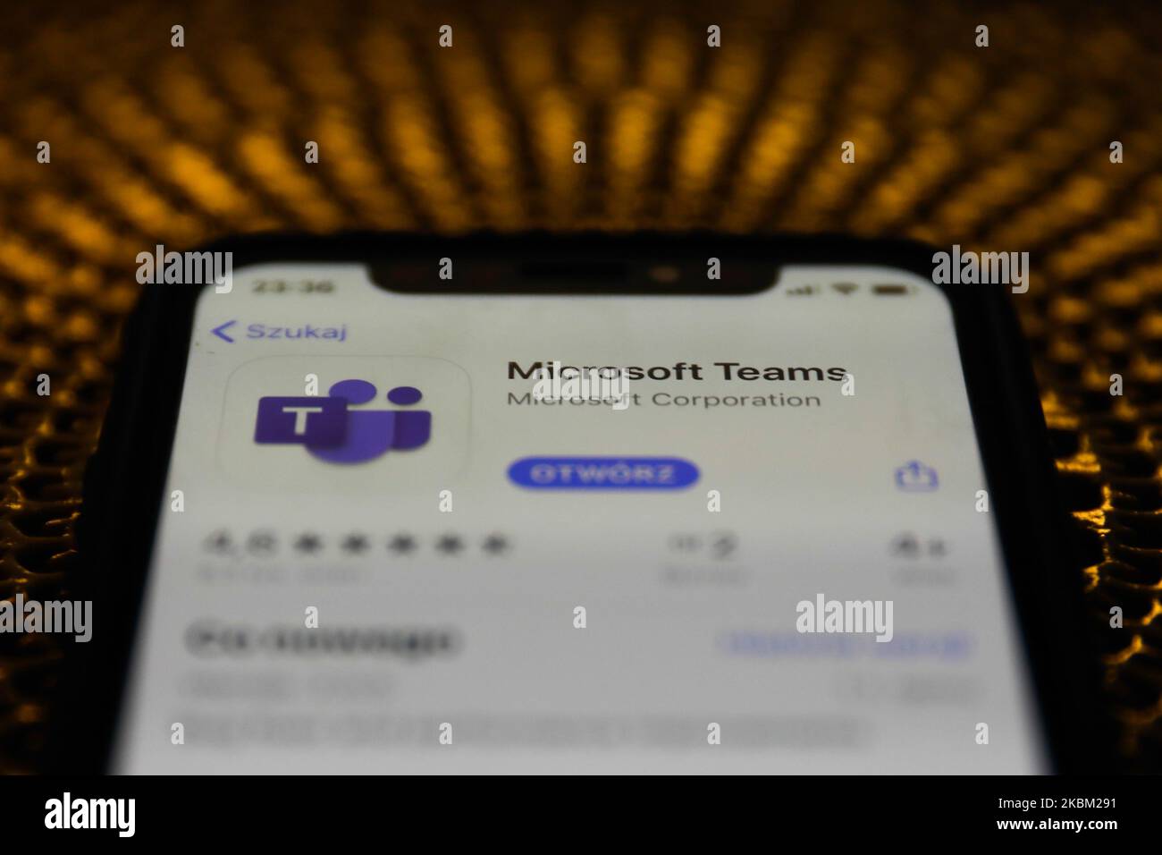 Die Microsoft Teams-App wird auf dem Telefonbildschirm in dieser Abbildung angezeigt, die am 6. April 2020 in Polen aufgenommen wurde. (Fotoillustration von Jakub Porzycki/NurPhoto) Stockfoto