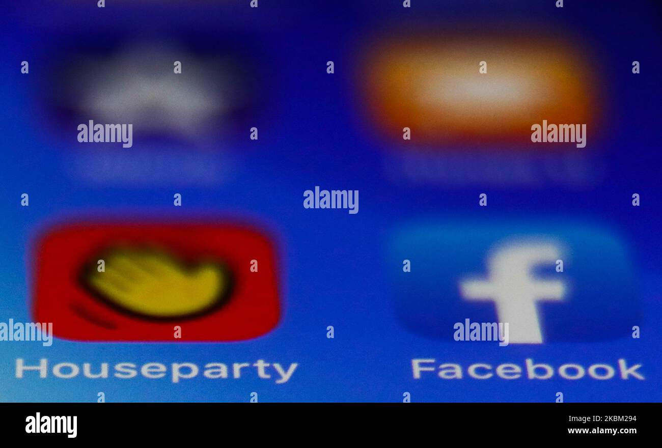 Das Symbol für die „Hausparty“ und die Facebook-App wird auf dem Telefonbildschirm in dieser Illustration angezeigt, die am 6. April 2020 in Polen aufgenommen wurde. (Fotoillustration von Jakub Porzycki/NurPhoto) Stockfoto