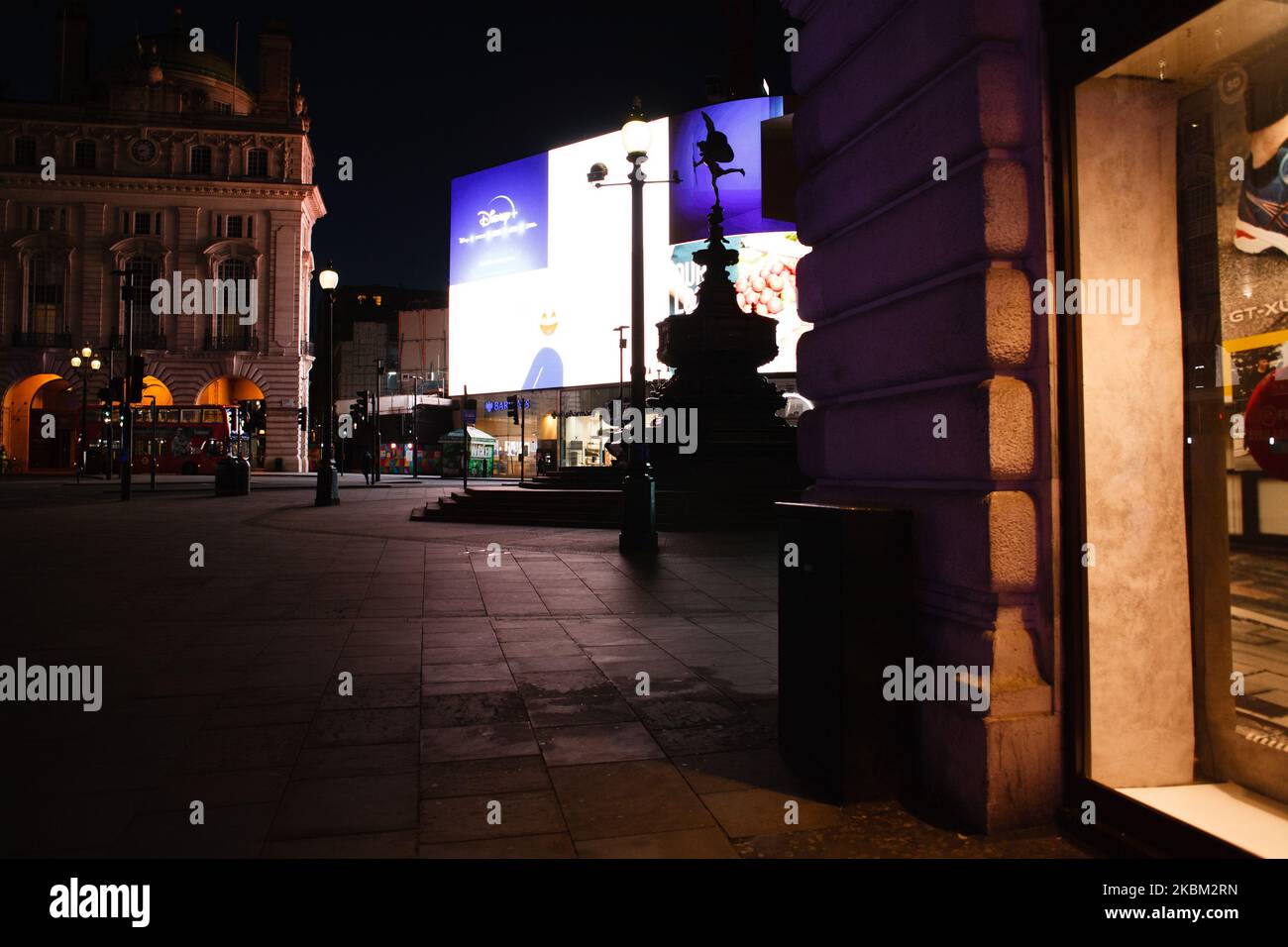 Ein fast menschenleerer Piccadilly Circus in London, England, am 6. April 2020. Großbritannien begann heute mit der dritten Woche der Blockierung des Coronavirus, wobei die Maßnahmen voraussichtlich verlängert werden, sobald die anfängliche dreiwöchige Sperrfrist erreicht ist. Während das Land weiterhin auf seinen „Höhepunkt“ der Epidemie wartet, zeigen heute veröffentlichte Zahlen, dass insgesamt 51.608 Menschen im Vereinigten Königreich nun positiv auf das Covid-19-Coronavirus getestet wurden, 3.802 mehr als gestern, davon waren bisher 5.373 gestorben. Unterdessen wurde der britische Premierminister Boris Johnson, der gestern Abend mit „Persisten“ ins St. Thomas' Hospital in London eingeliefert wurde Stockfoto