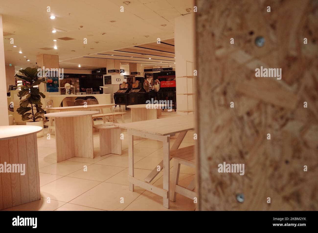 Leere Schautische stehen am 6. April 2020 in der aufgeklatterten Flagship-Filiale der Kaufhauskette Debenhams auf einer nahezu menschenleeren Oxford Street in London, England. Debenhams gab heute bekannt, dass es aufgrund der Schließung aller Filialen im Vereinigten Königreich aufgrund der Sperre des COVID-19-Coronavirus eine Verabreichungsbeschwerde einführen muss. Dies wird das zweite Mal in einem Jahr sein, dass der sich abmühende Einzelhändler die Verwaltung beantragt hat. Die derzeitige Situation kommt nicht lange nach der dauerhaften Schließung von 22 Geschäften, was zu mehr als 700 Arbeitsplatzverlusten führt, weitere 28 sind bereits geplant Stockfoto